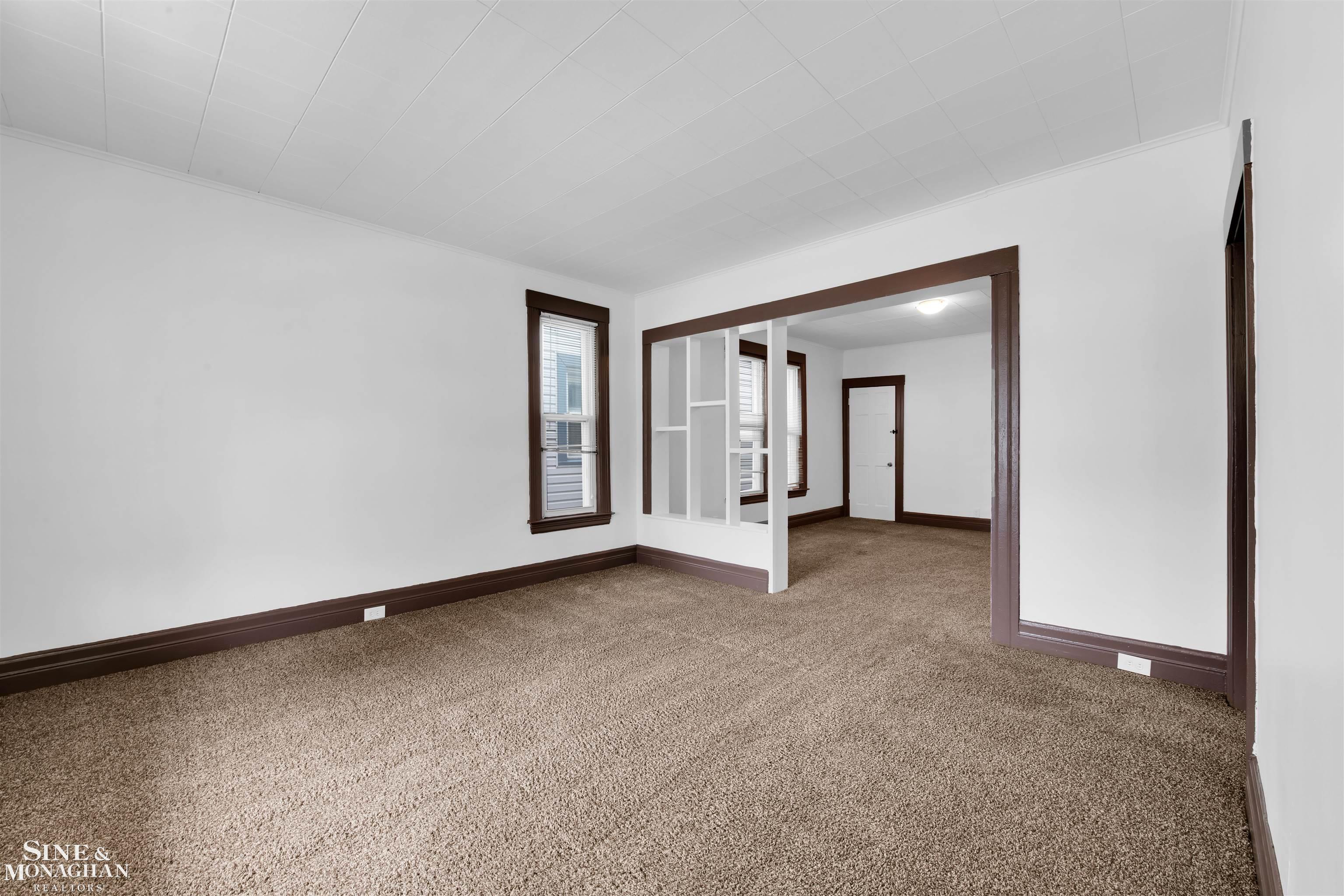 1083 Lakepointe Street