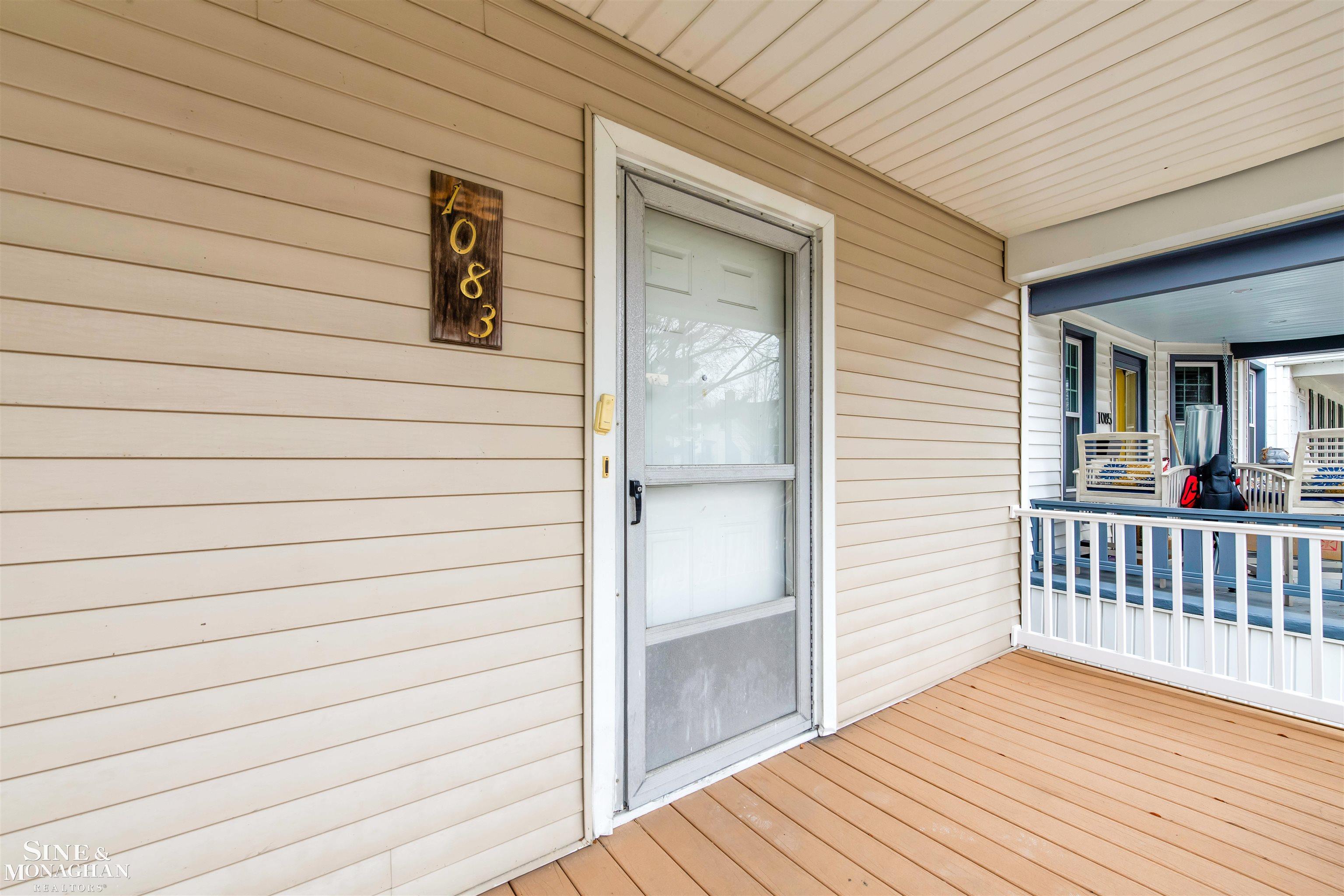 1083 Lakepointe Street