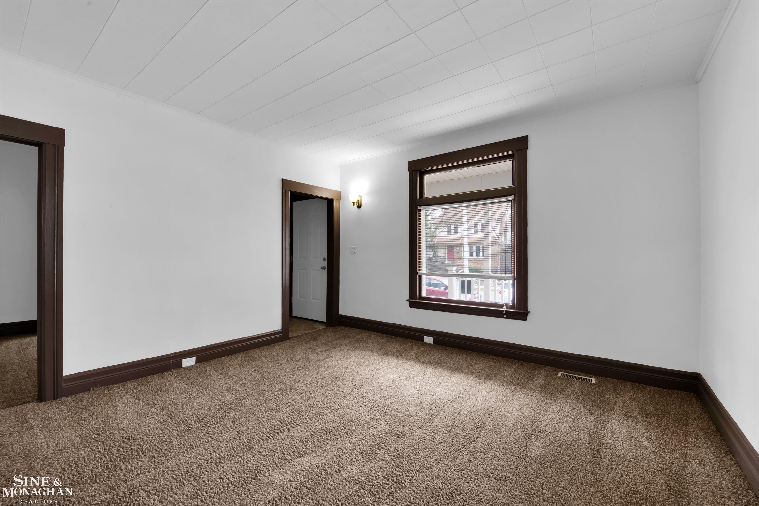 1083 Lakepointe Street