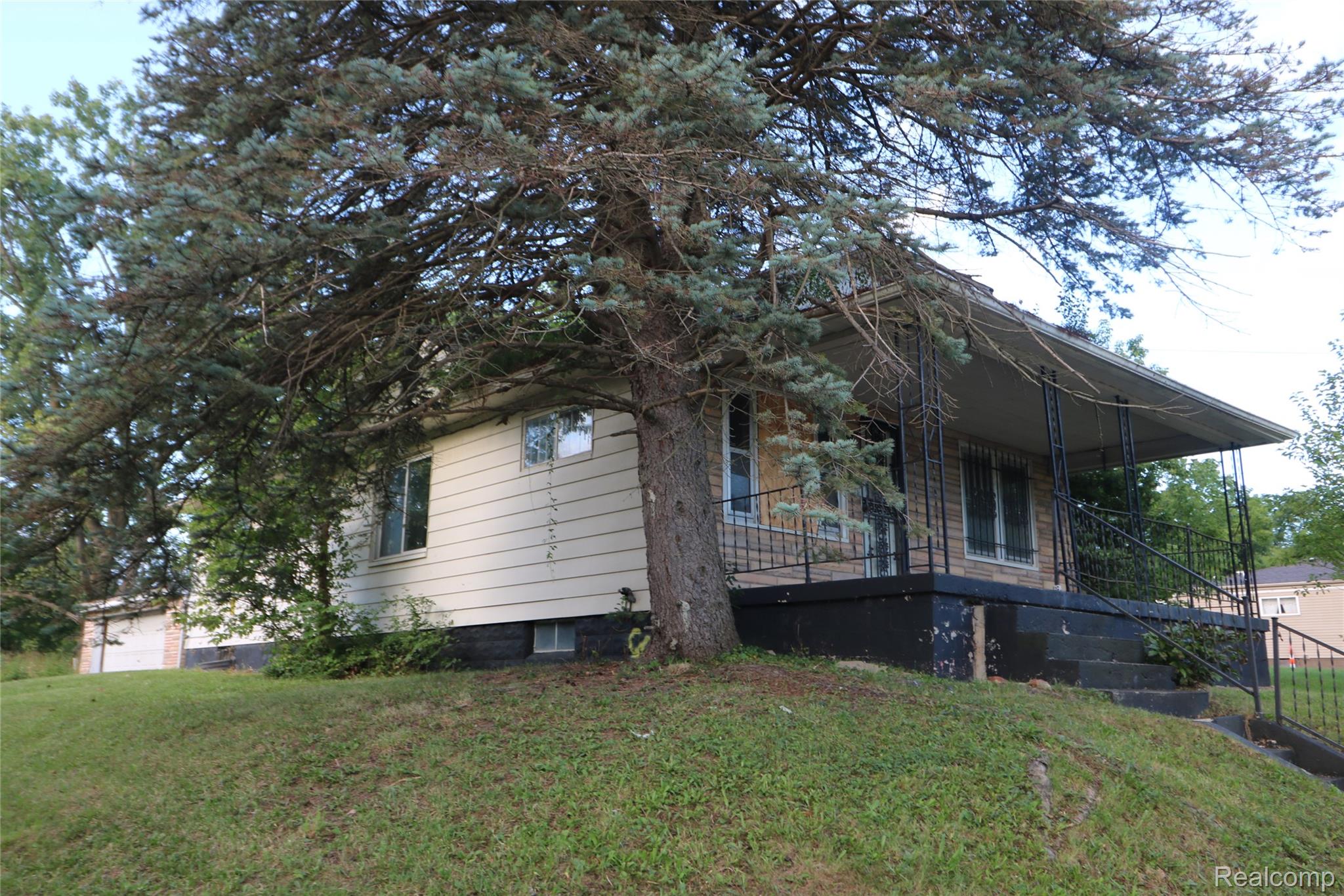946 E Bundy Avenue