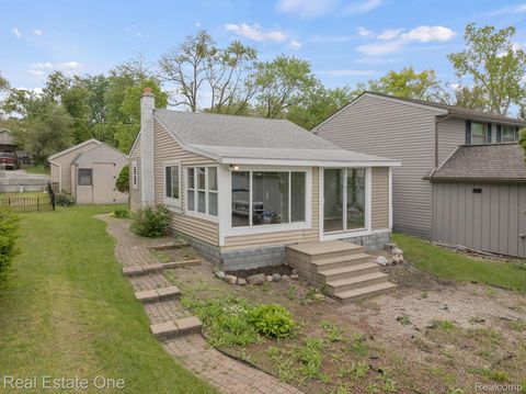 8870 RUSHSIDE Drive Hamburg Township MI 48169