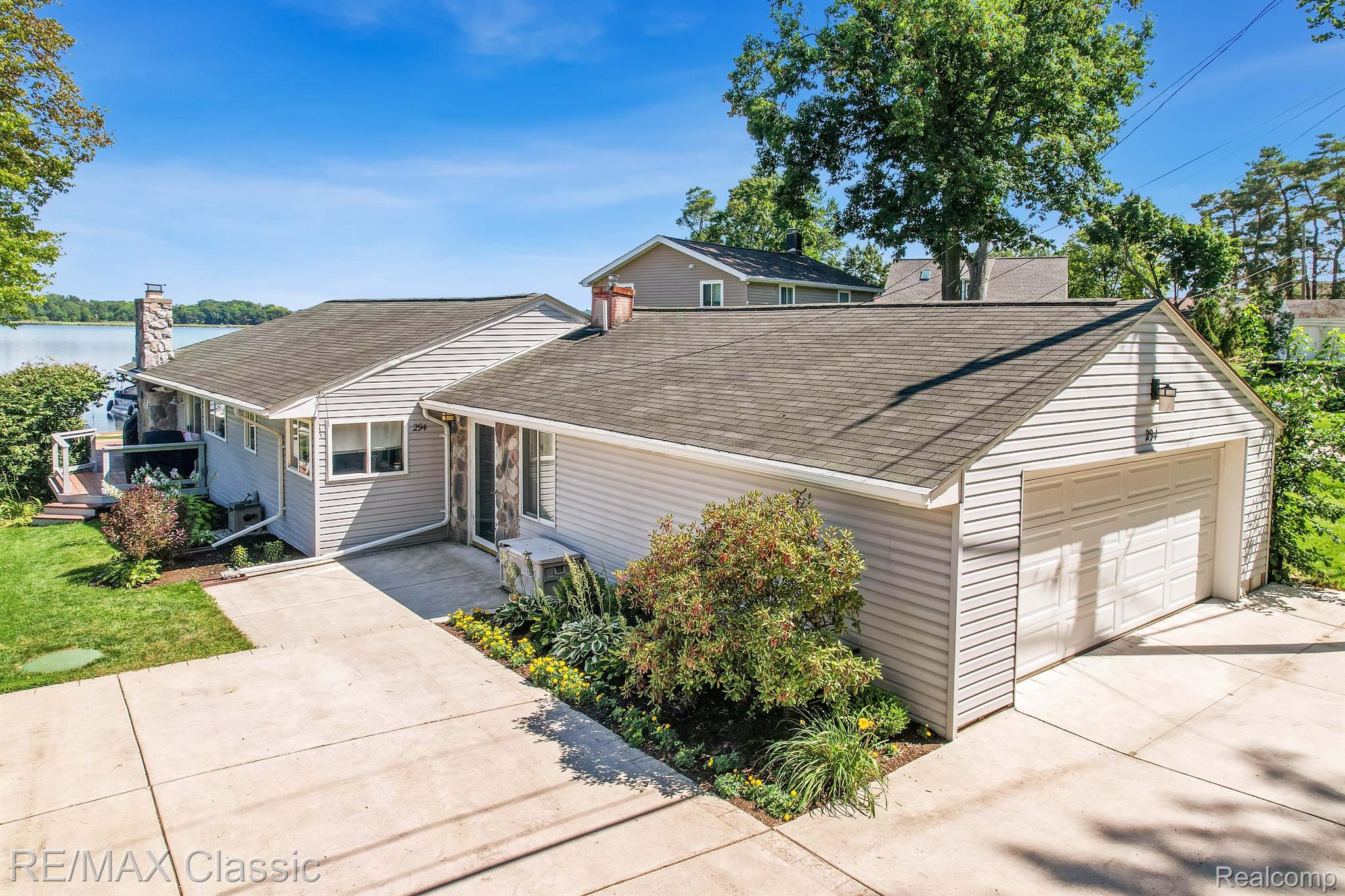 294 LAKESIDE Drive