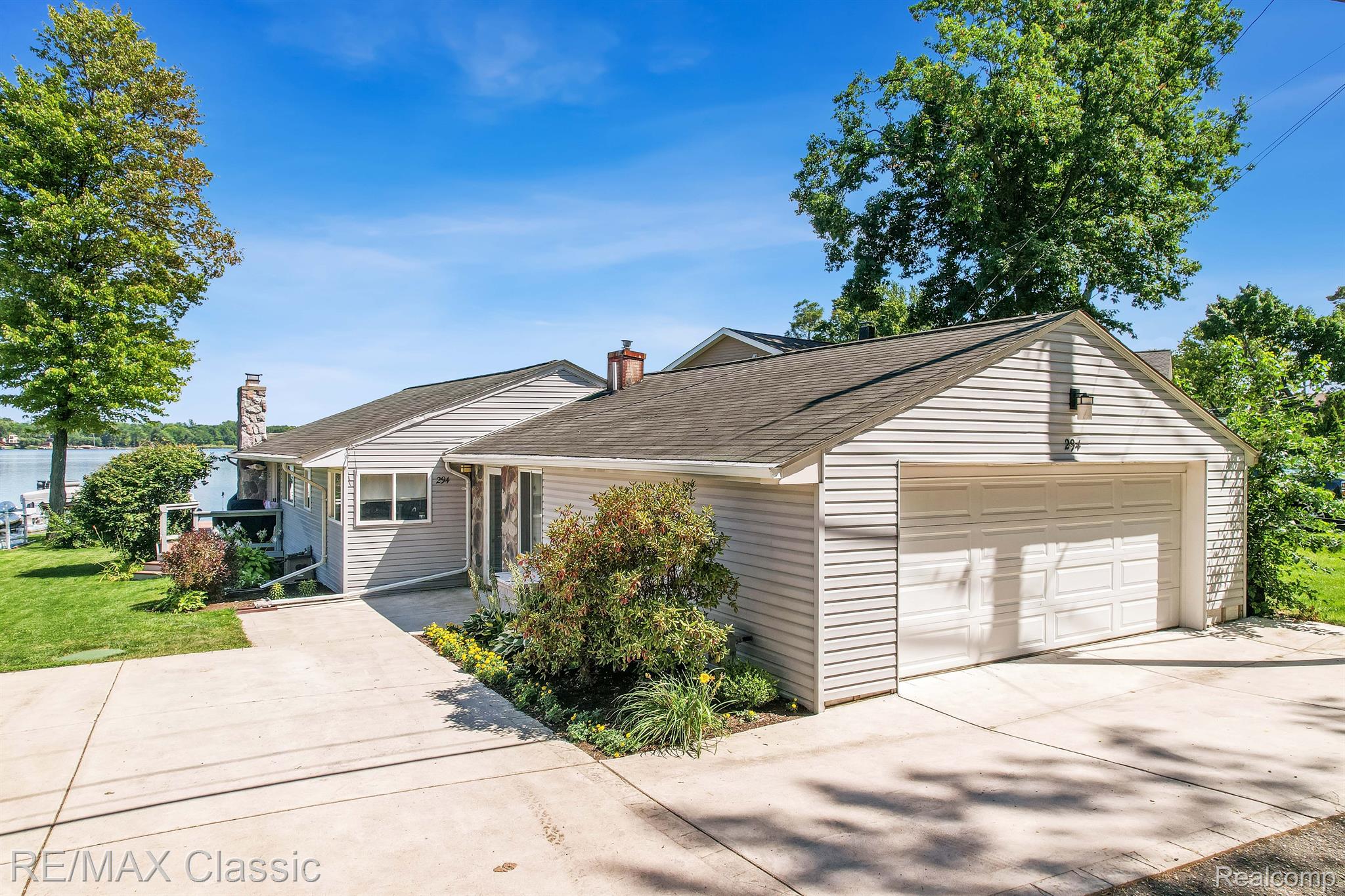 294 LAKESIDE Drive