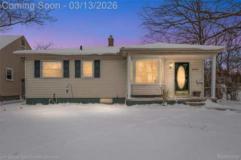 2204 Roslyn Road Grosse Pointe Woods City MI 48236