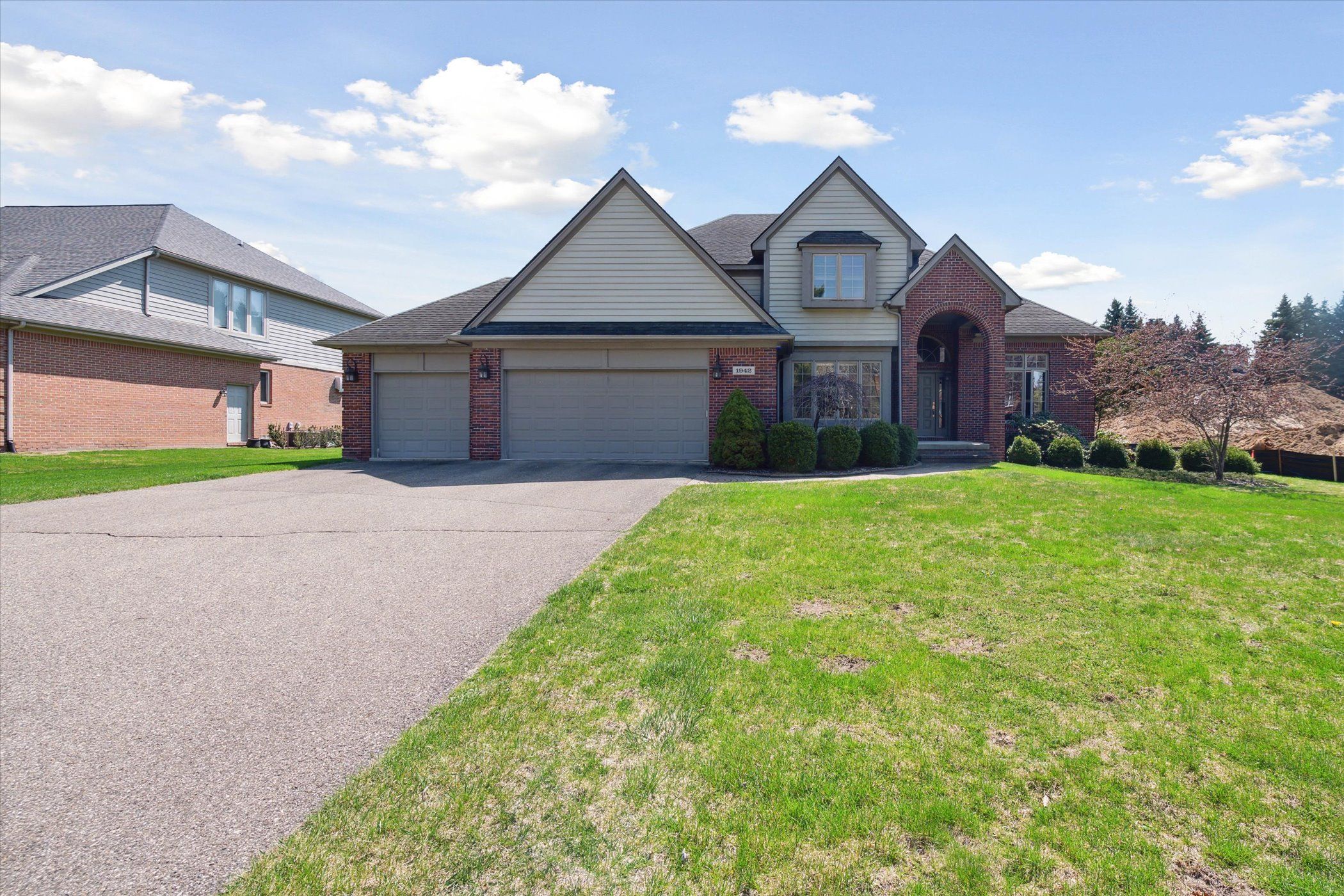 1942 BLOOMFIELD Drive