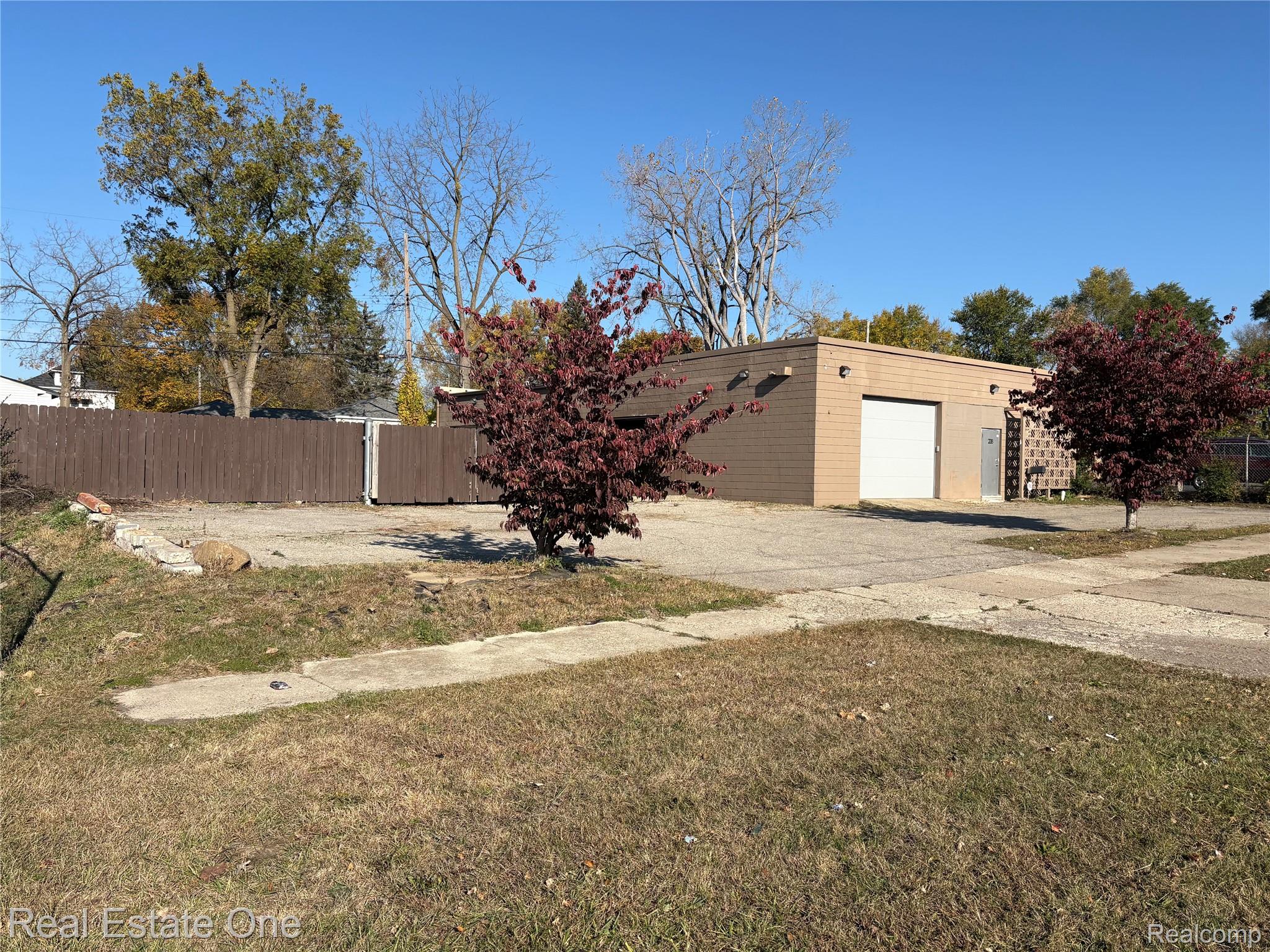 238 W MONTCALM Street