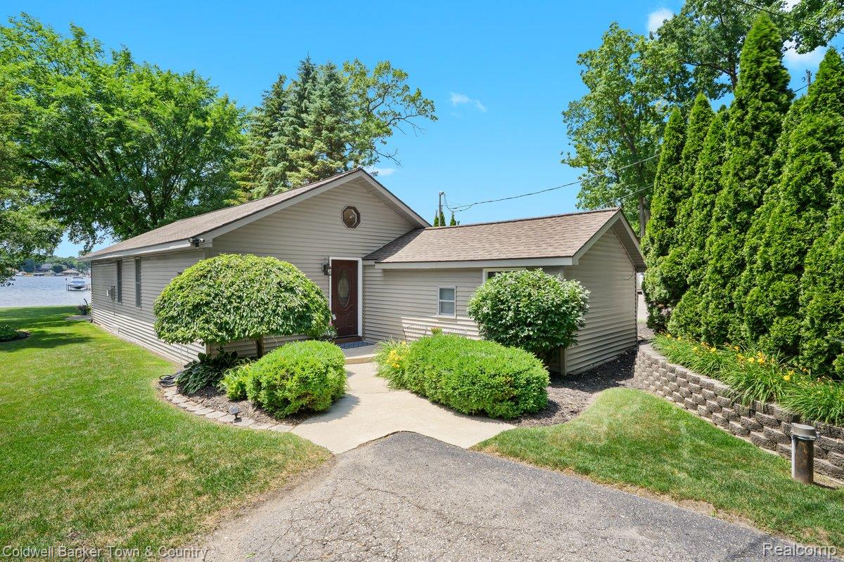 584 Black Oaks Trail
