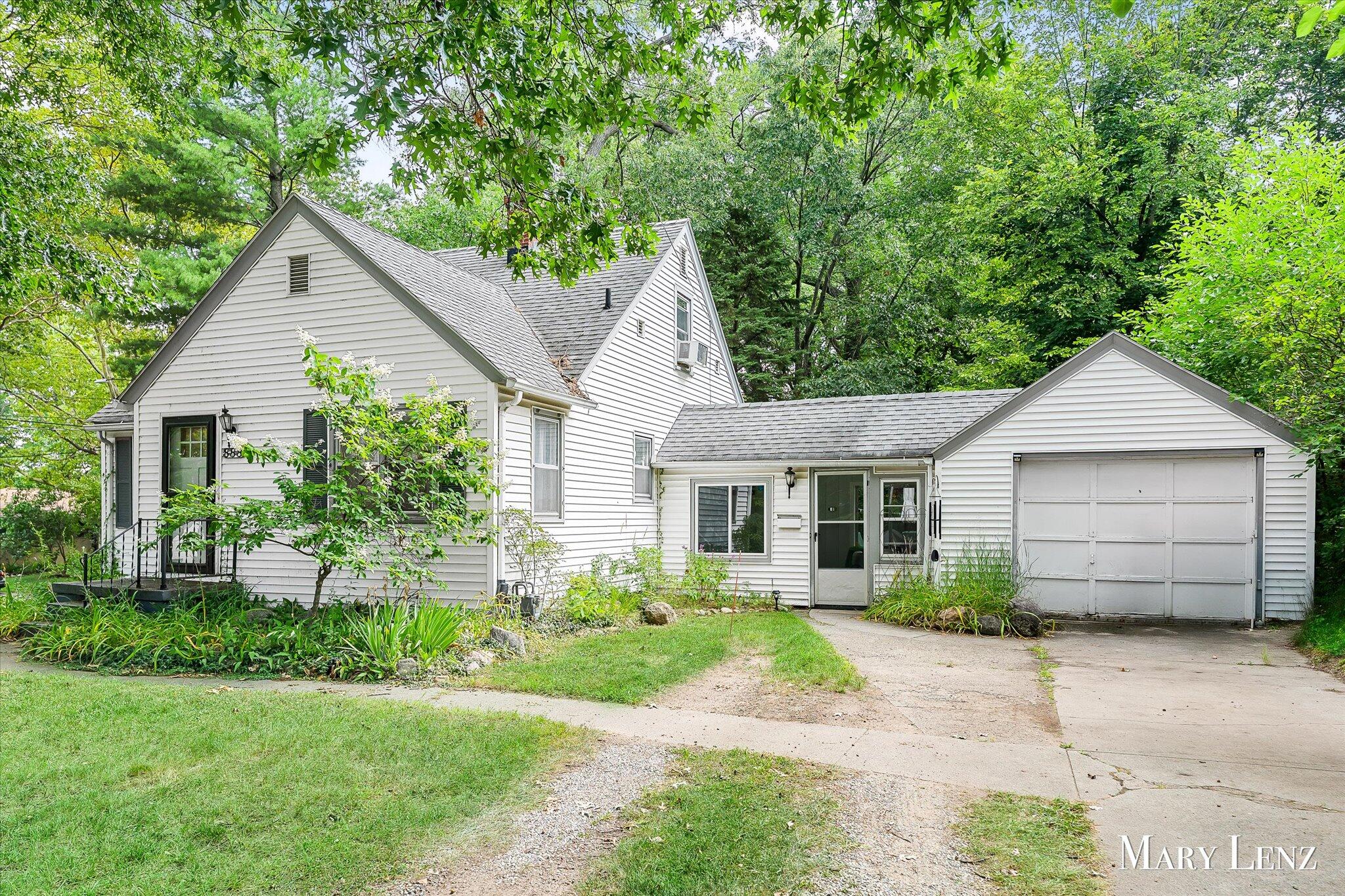 888 Spring Avenue NE