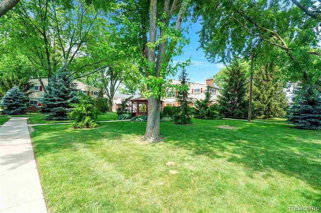 721 W Maple Road