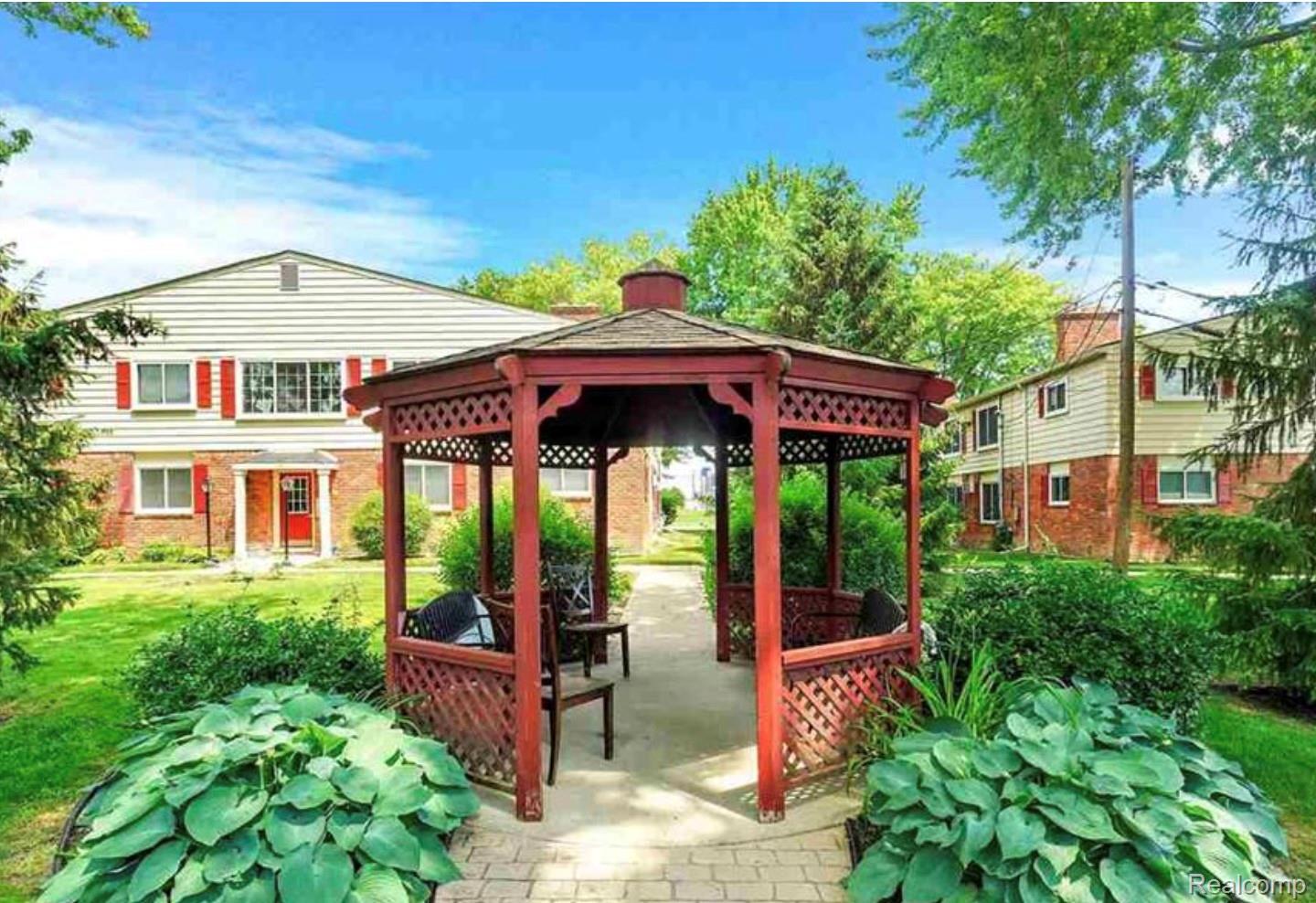 721 W Maple Road