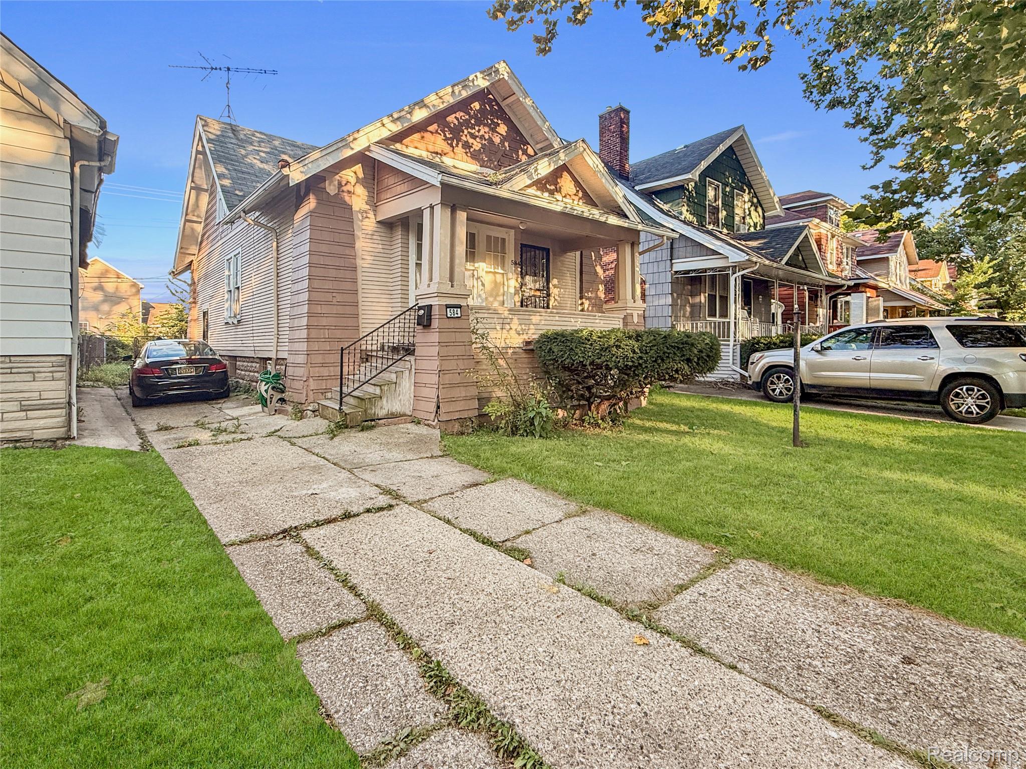584 Algonquin Street