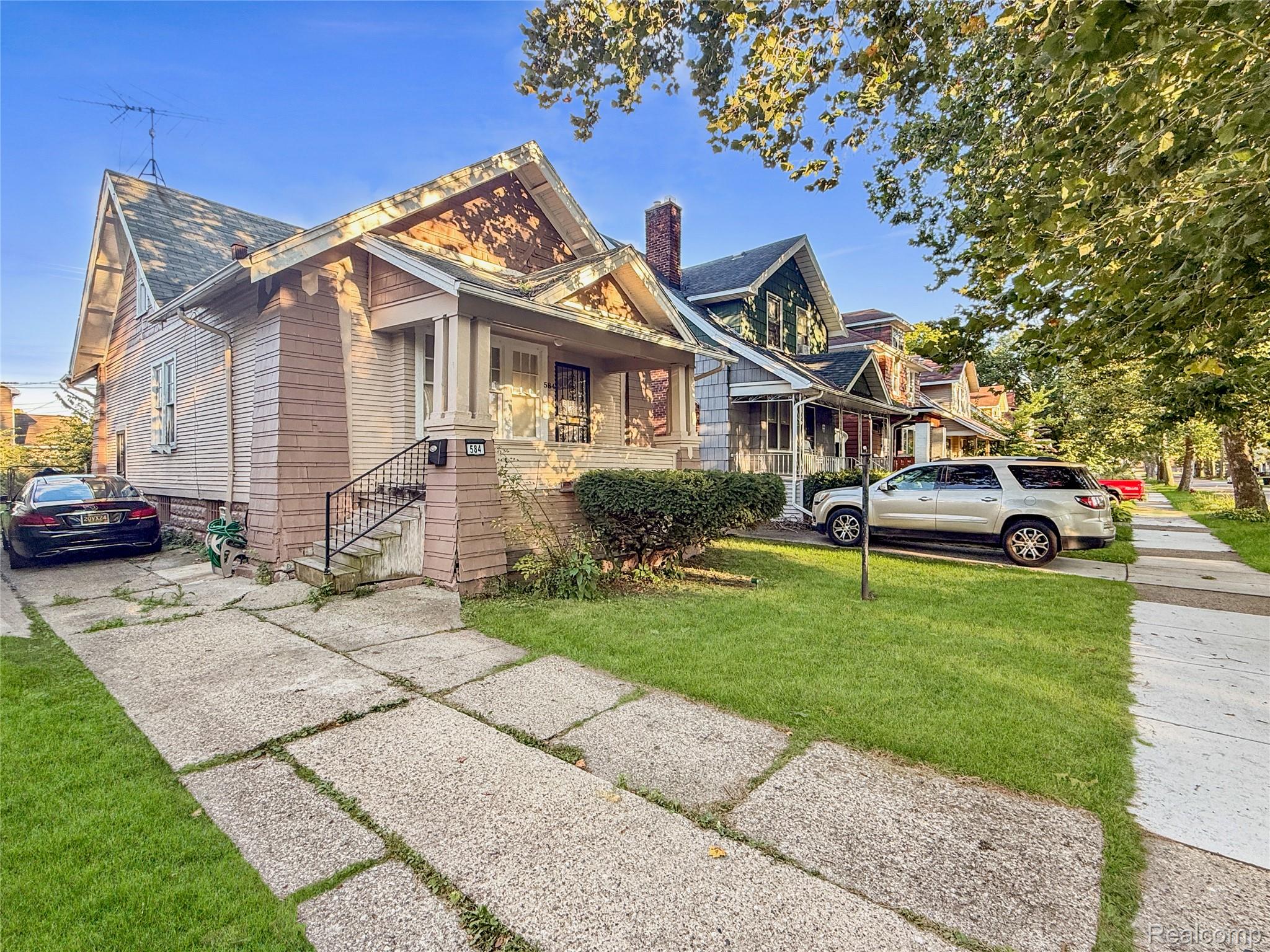 584 Algonquin Street