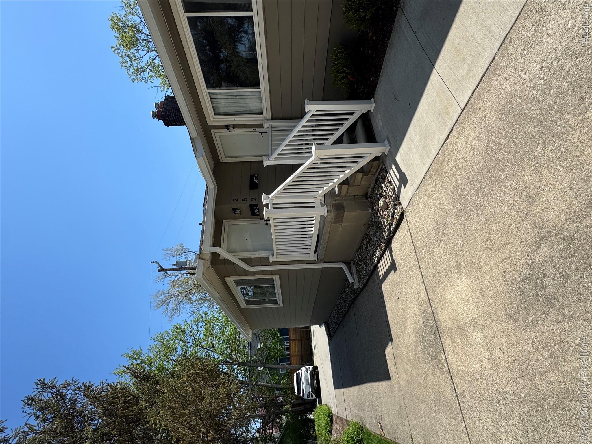 252 N Harvey Street 1