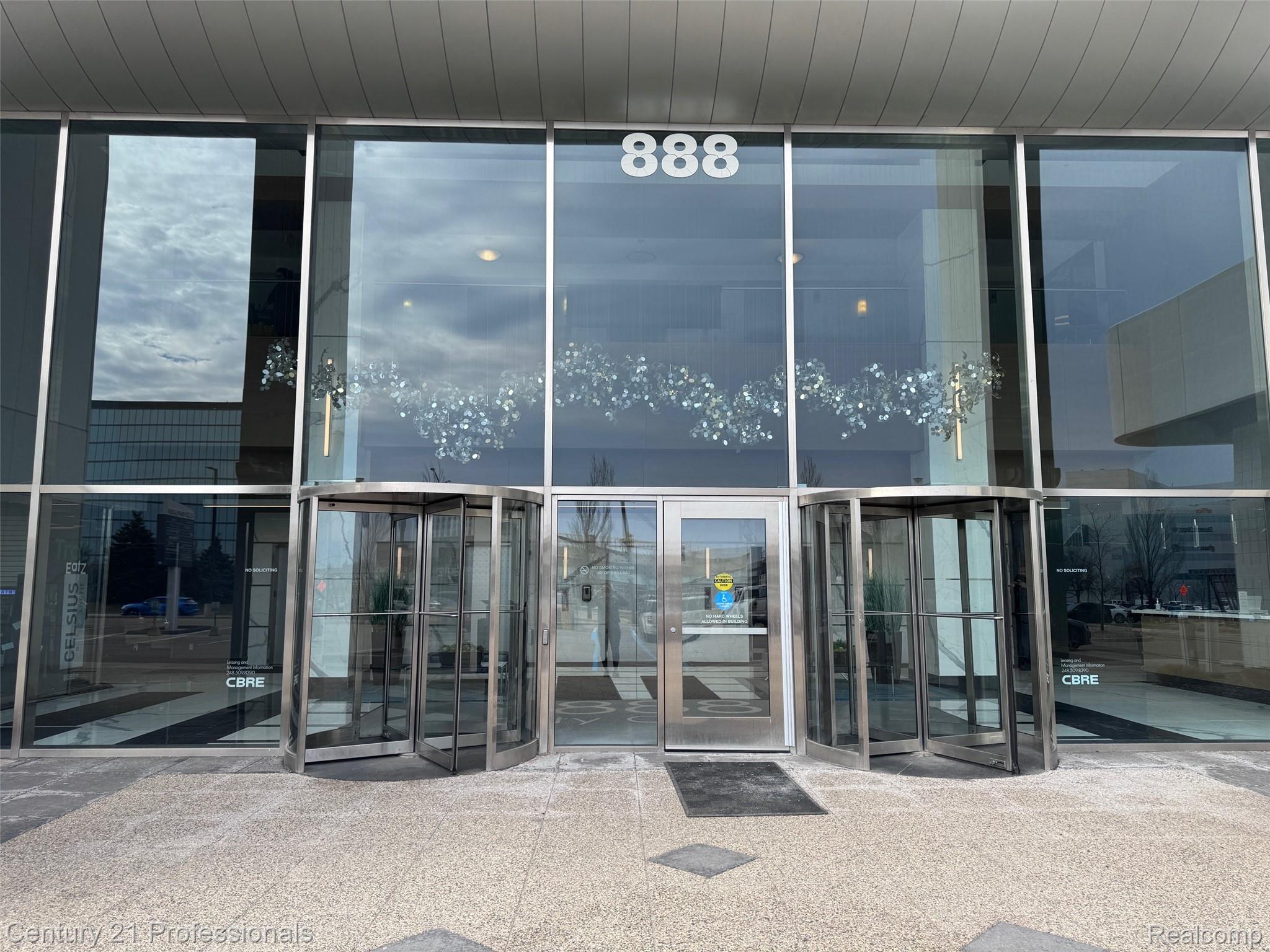 888 W Big Beaver - Troy Eatz Road 112