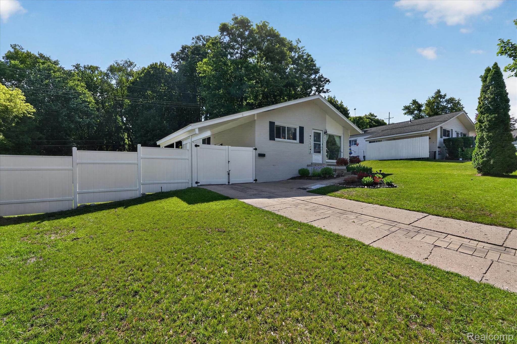 852 Manor Drive