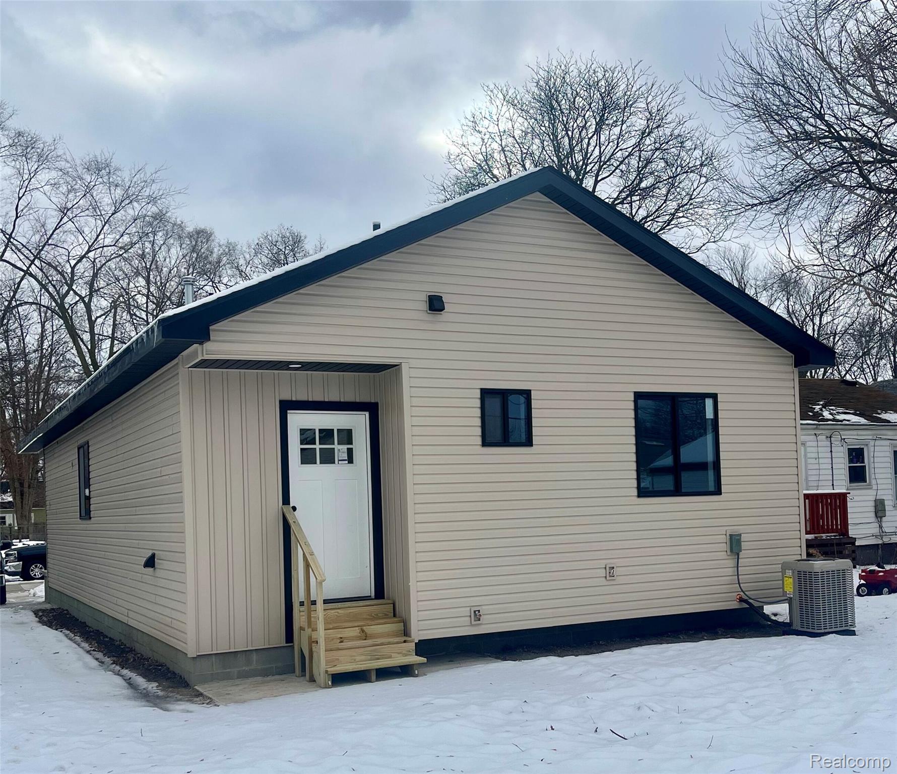 1535 E Meyers Avenue