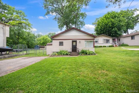 2263 Overridge Avenue Waterford Charter Township MI 48327