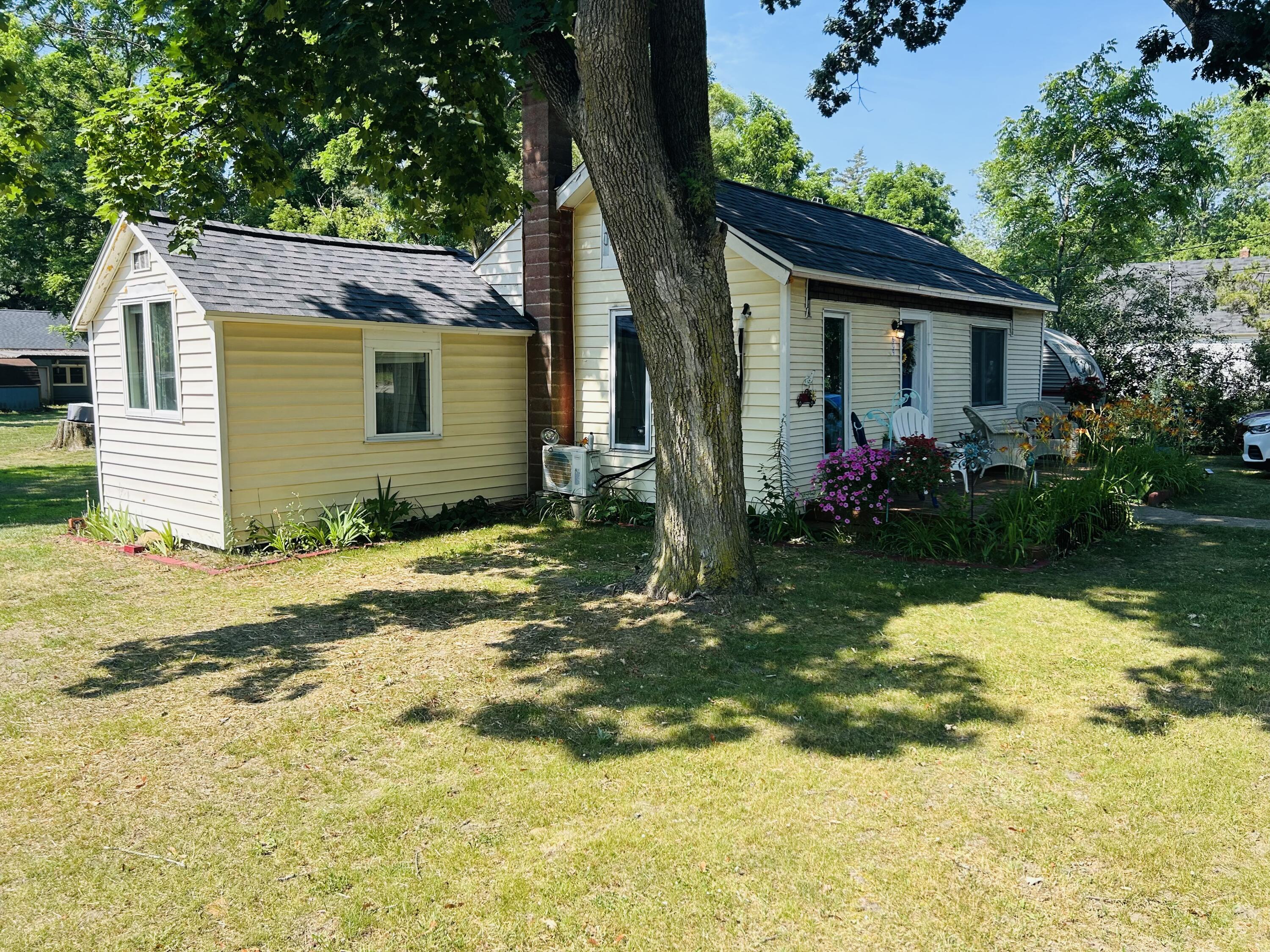 609 E Van Deinse Street