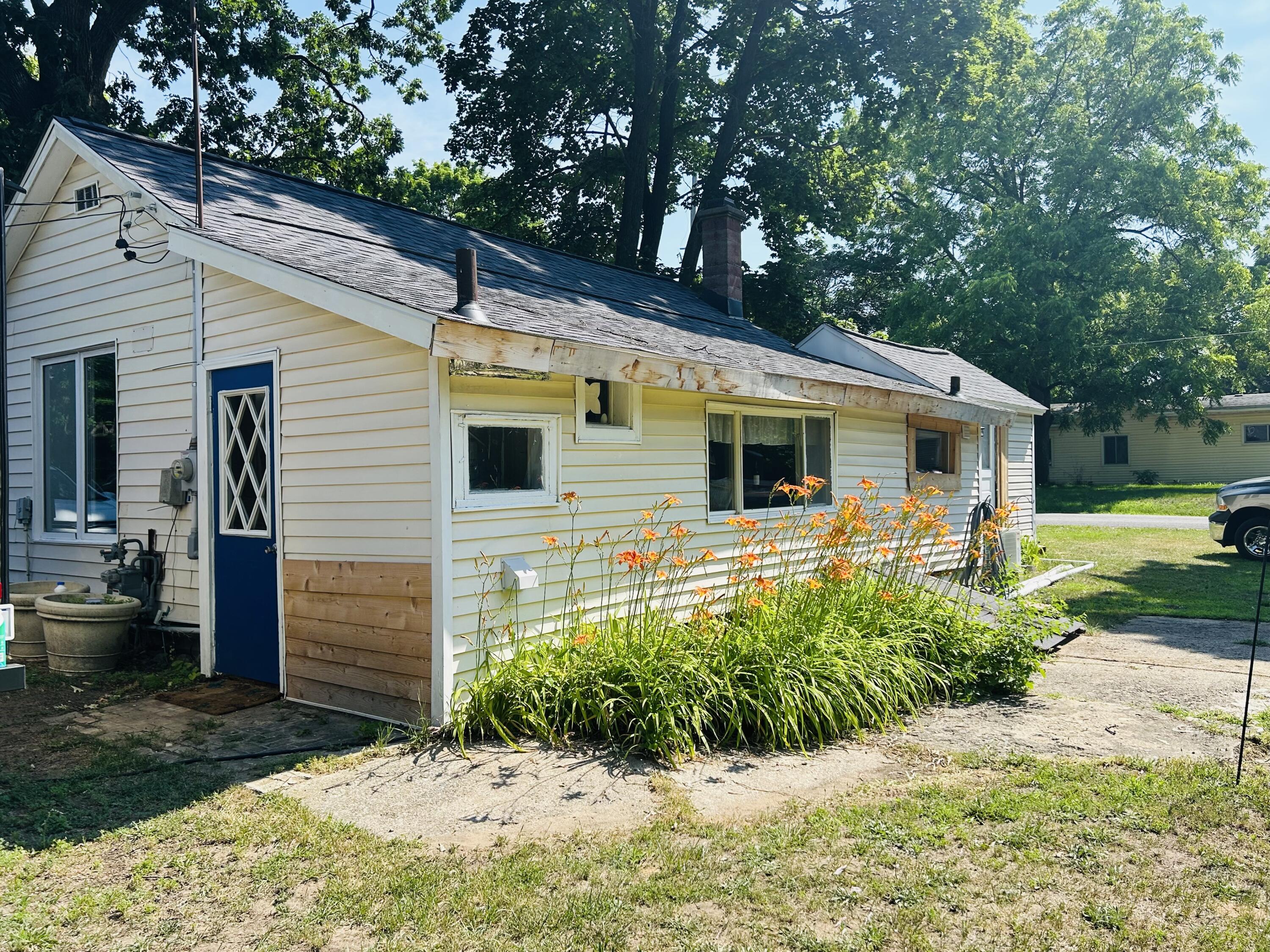 609 E Van Deinse Street