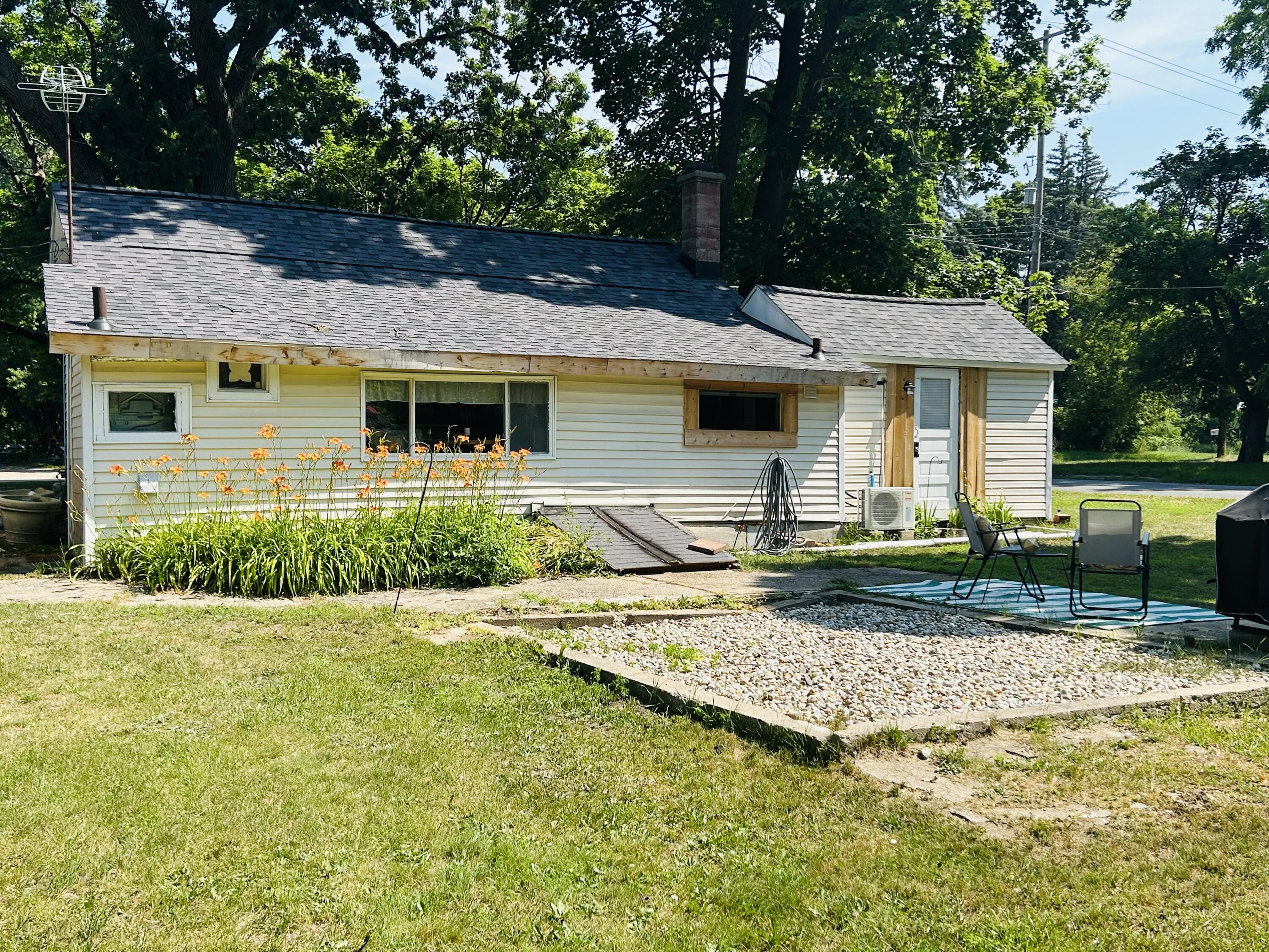 609 E Van Deinse Street