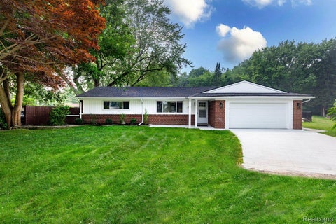 Photo of 45471 Abington Circle, Macomb Township, MI 48042 (MLS # 20261055463)