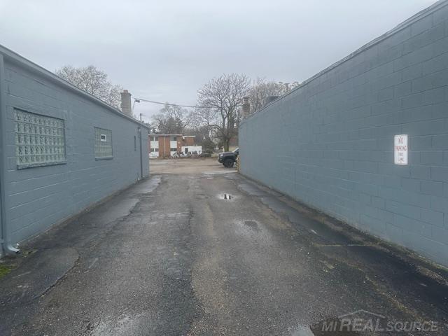 22125-33 Gratiot Avenue