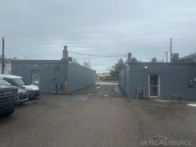 22125-33 Gratiot Avenue