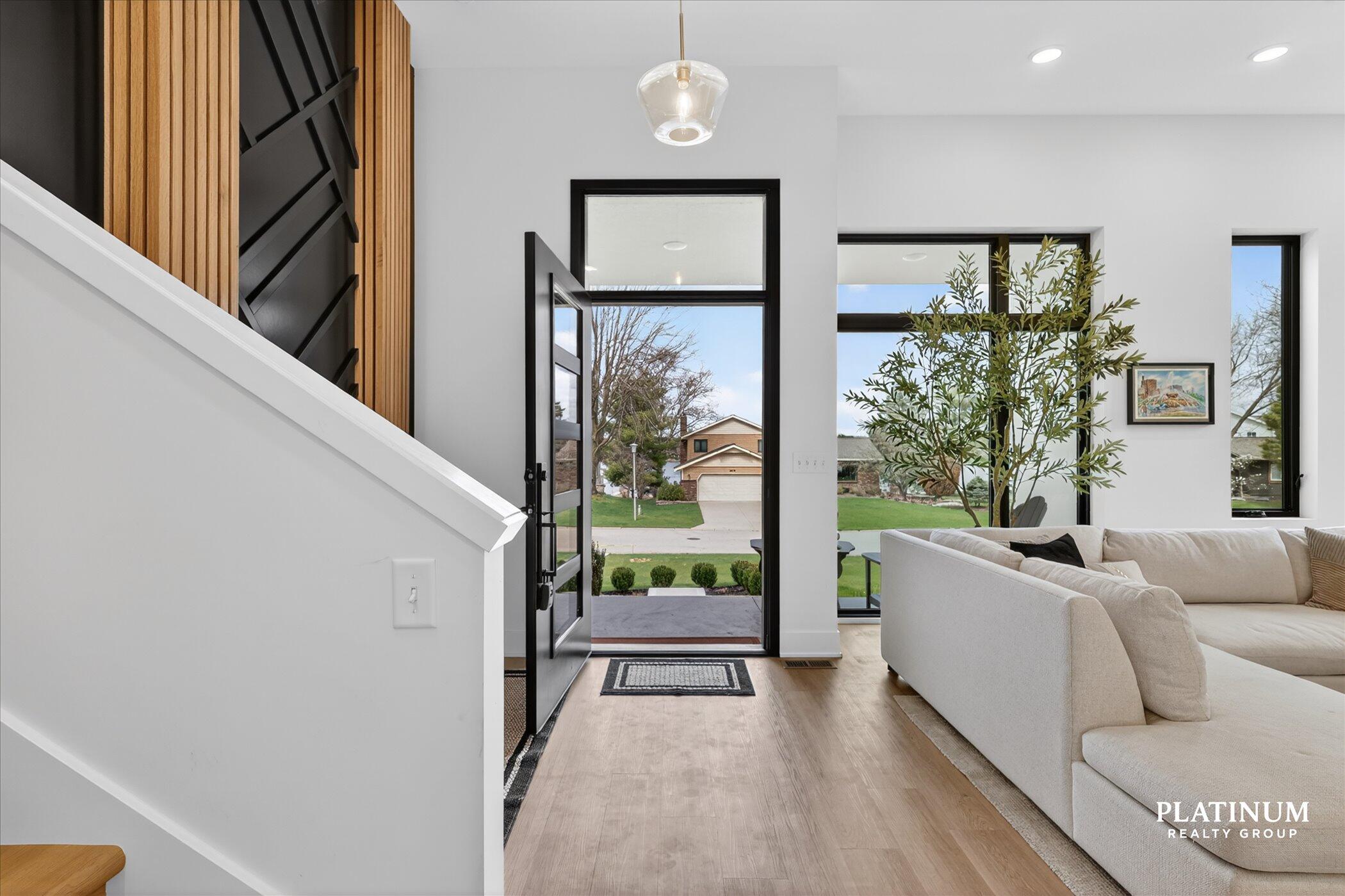 6879 Vista De Oro Drive NE