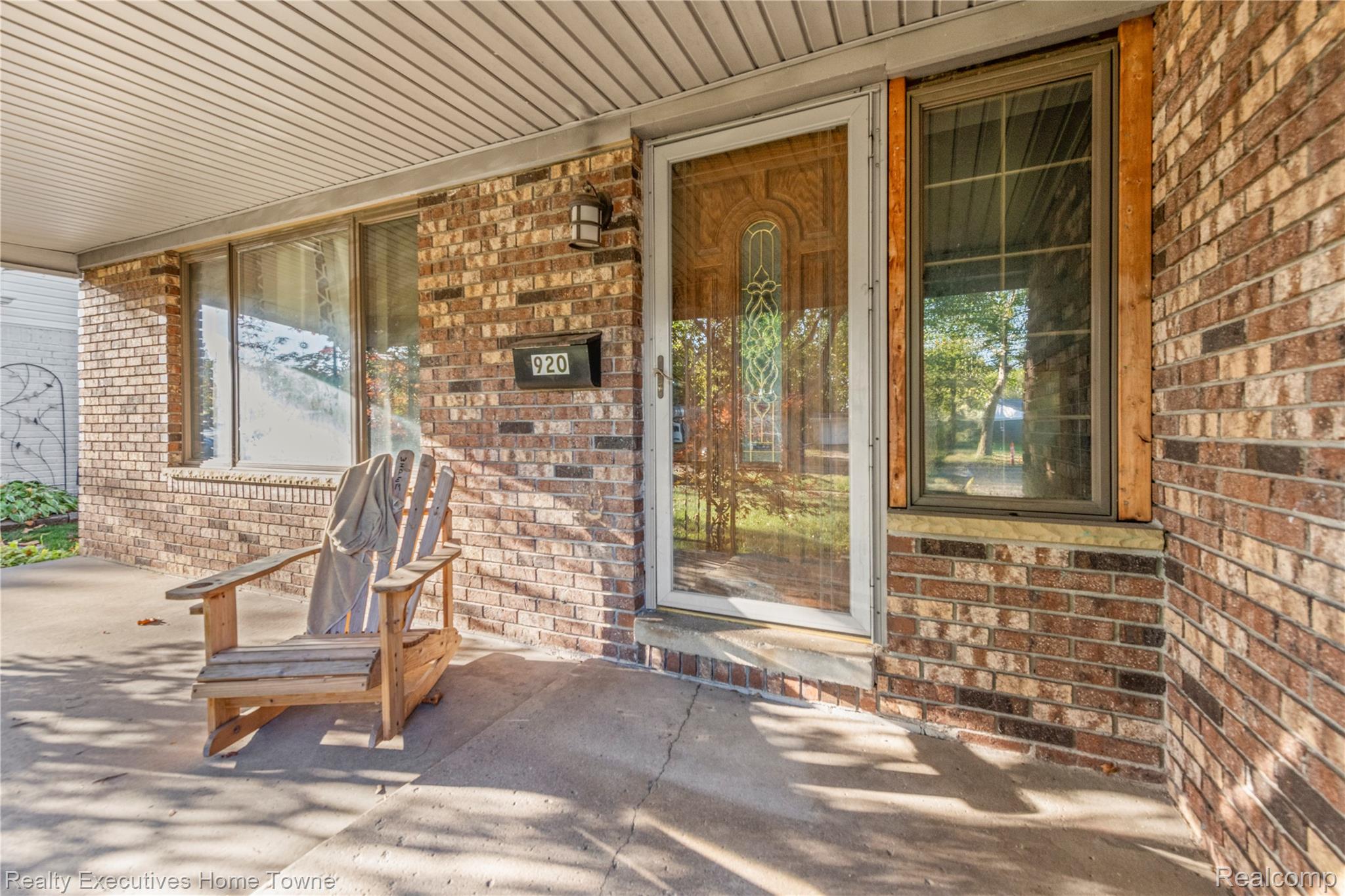 920 W Elmwood Avenue