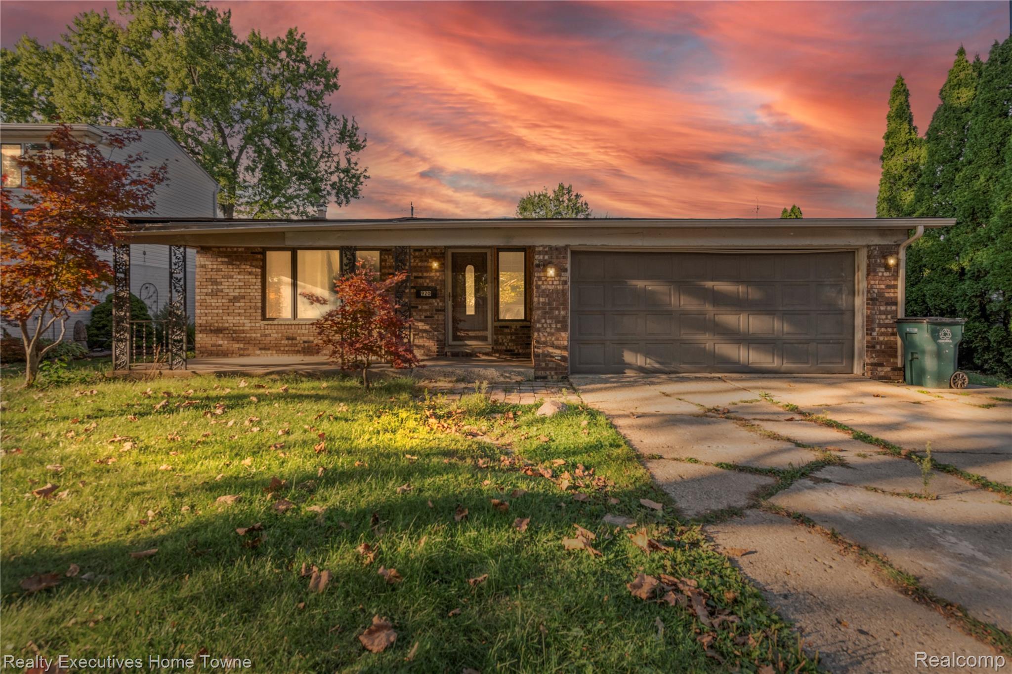 920 W Elmwood Avenue