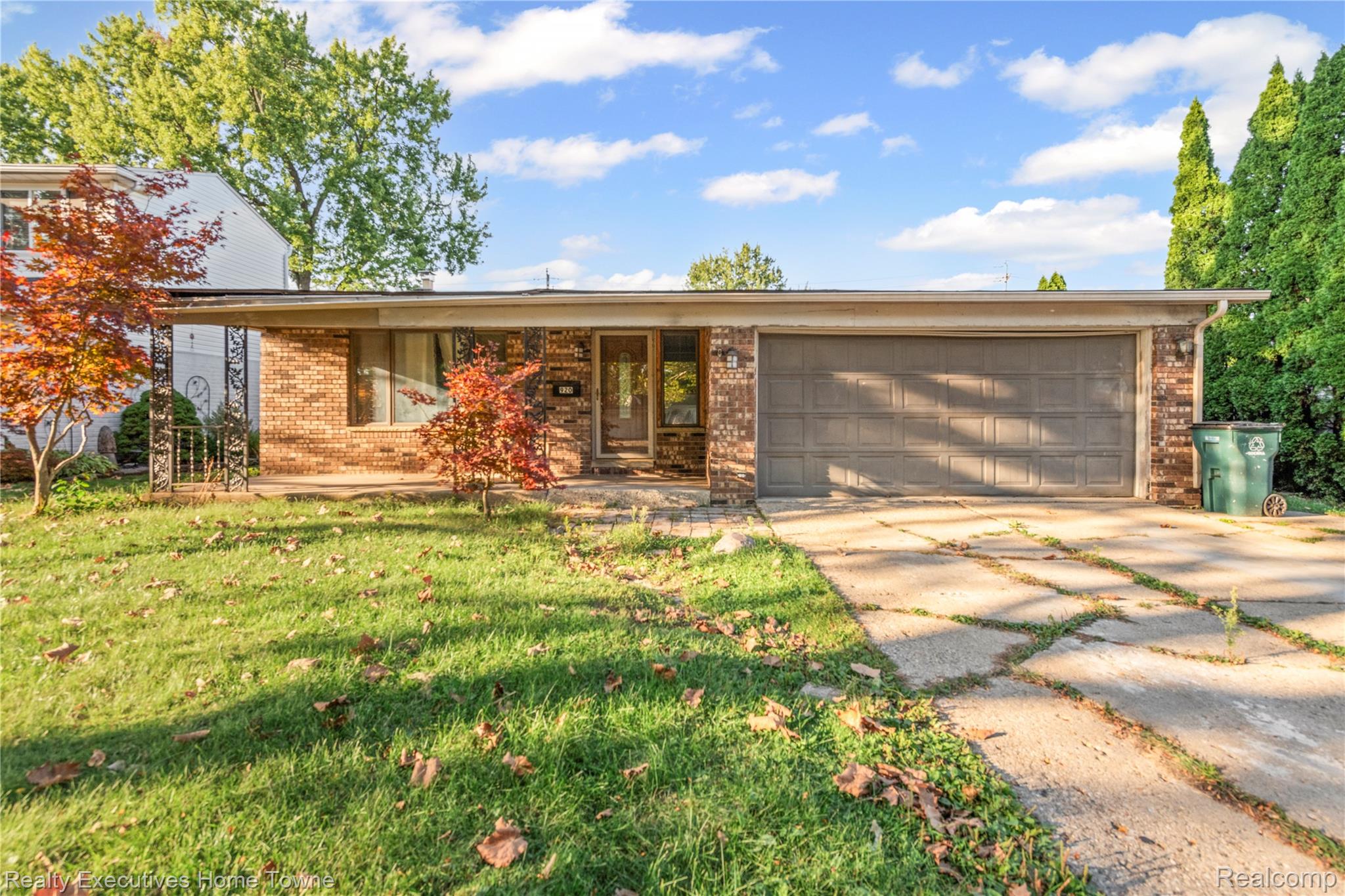 920 W Elmwood Avenue