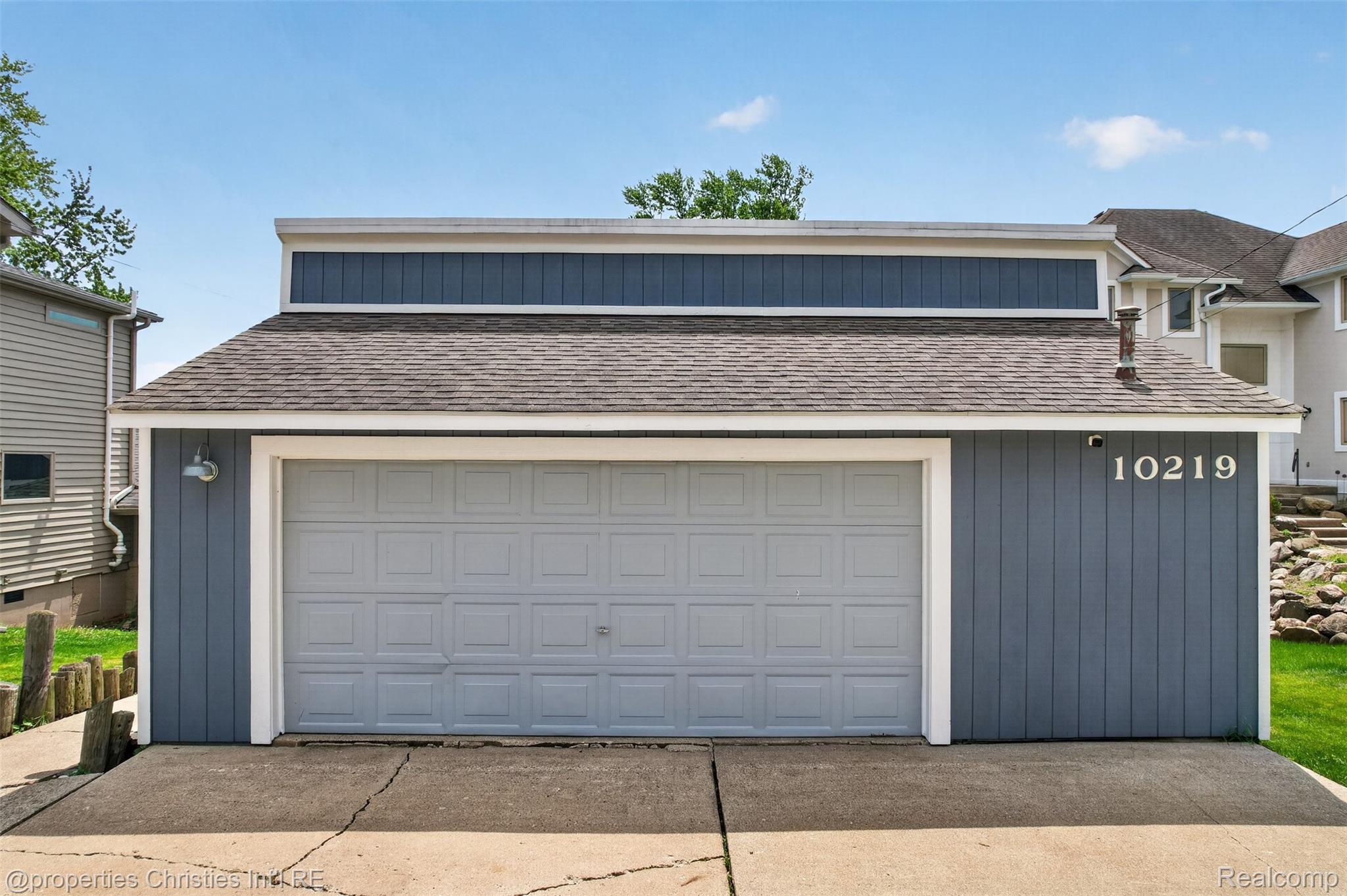 10219 Lakeside Drive