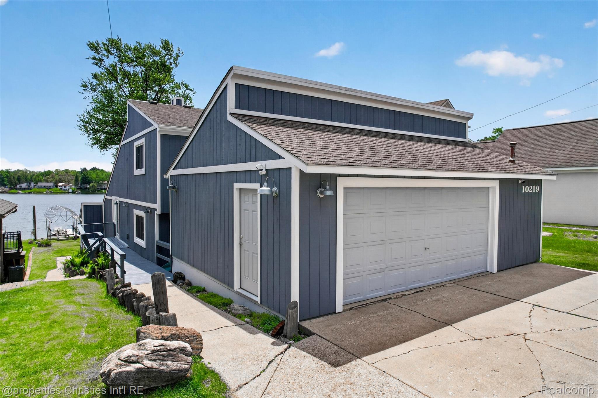 10219 Lakeside Drive