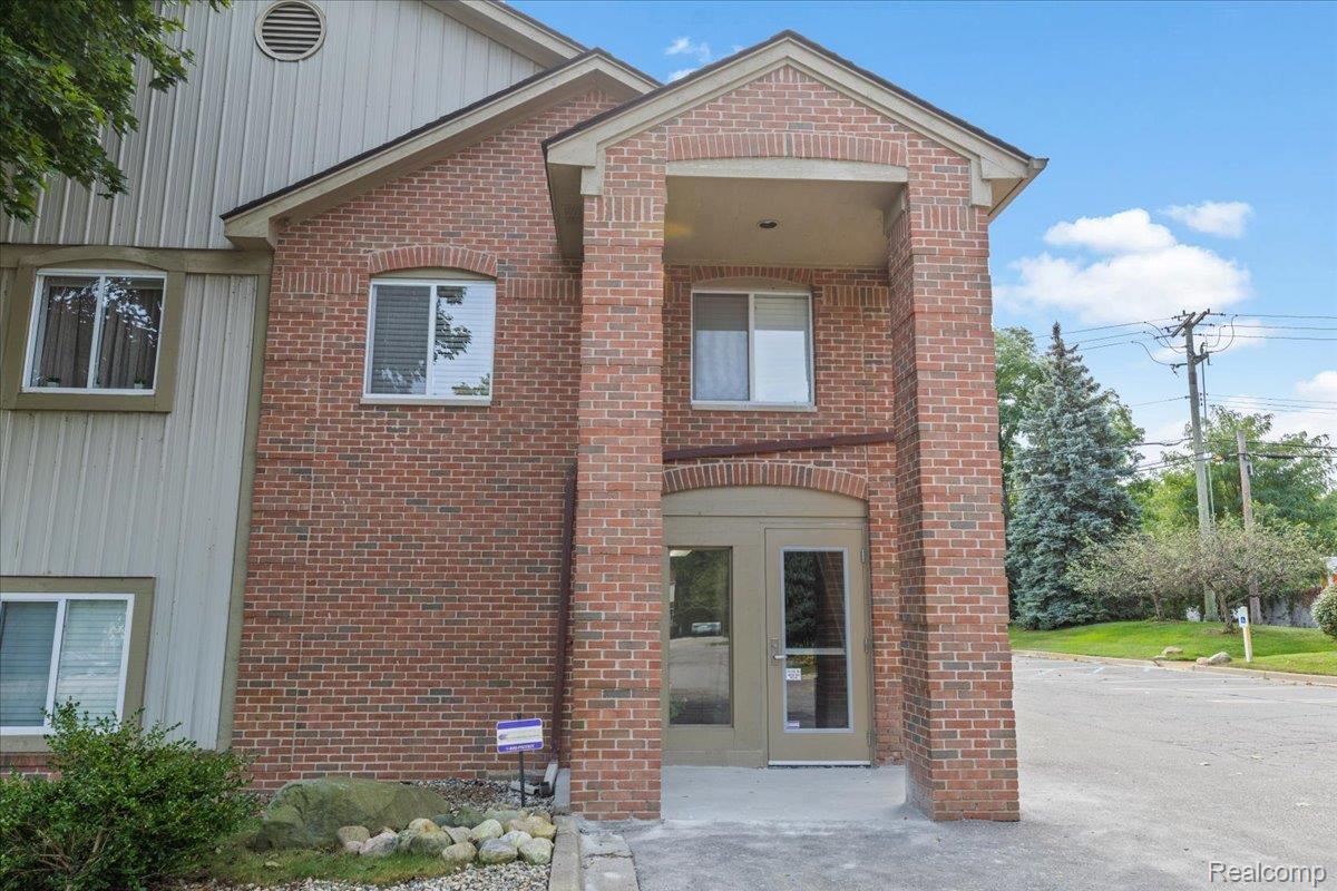 189 W CLARKSTON Road B106