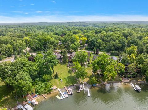 Tiny photo for 1739 Ridge Road, White Lake Charter Township, MI 48383 (MLS # 20251060982)