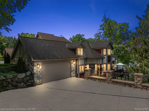 Photo of 1739 Ridge Road, White Lake Charter Township, MI 48383 (MLS # 20251060982)