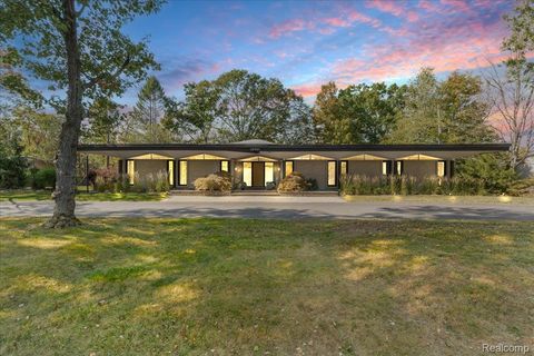 28401 River Crest Drive Southfield City MI 48034