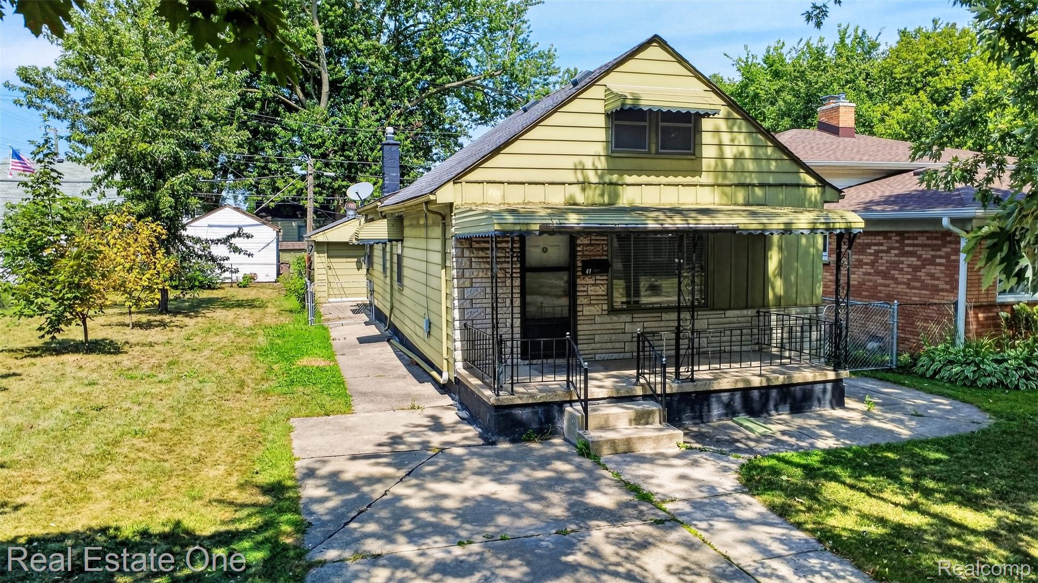 41 E Maxlow Avenue