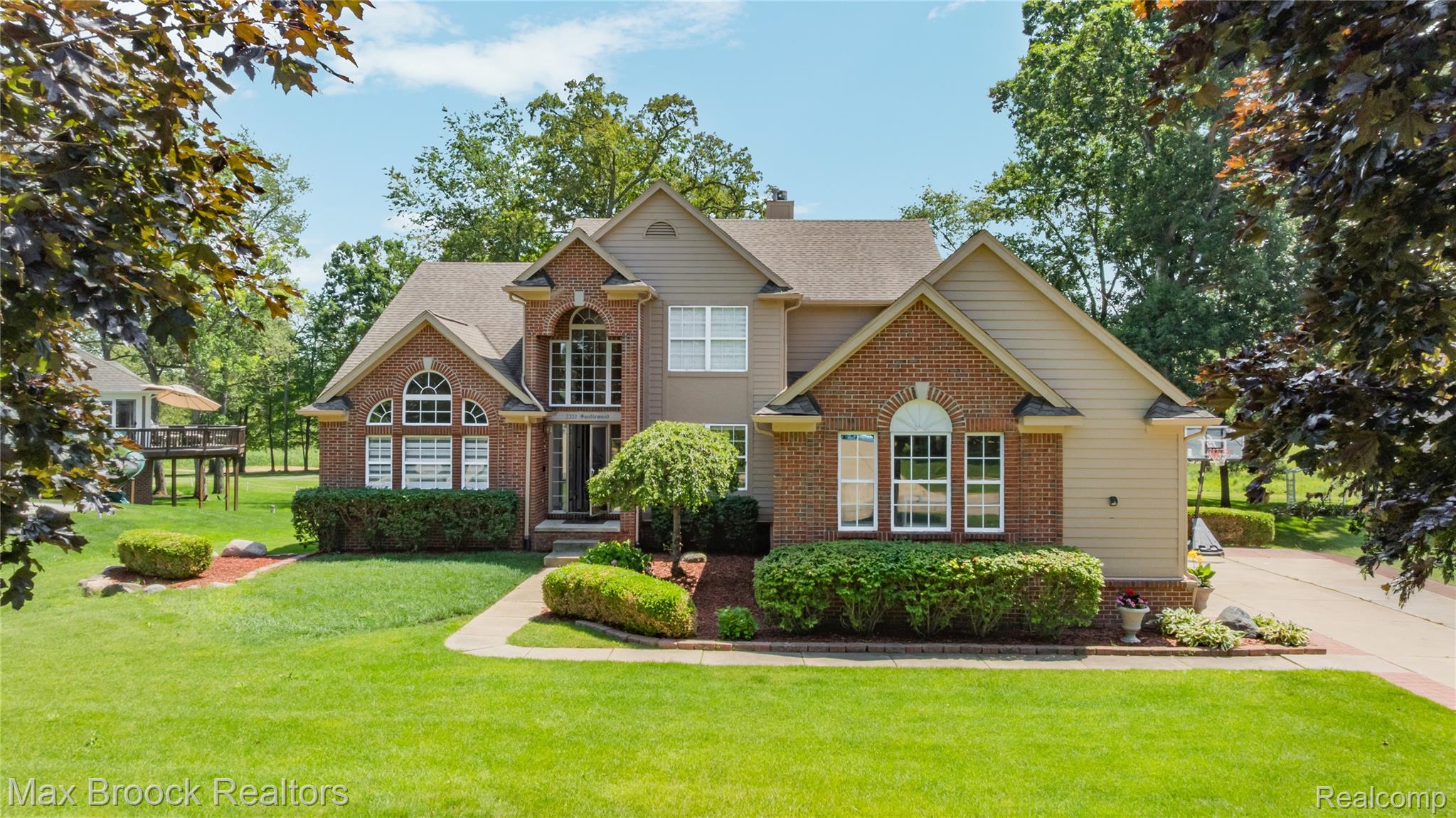 2322 Sandlewood Drive