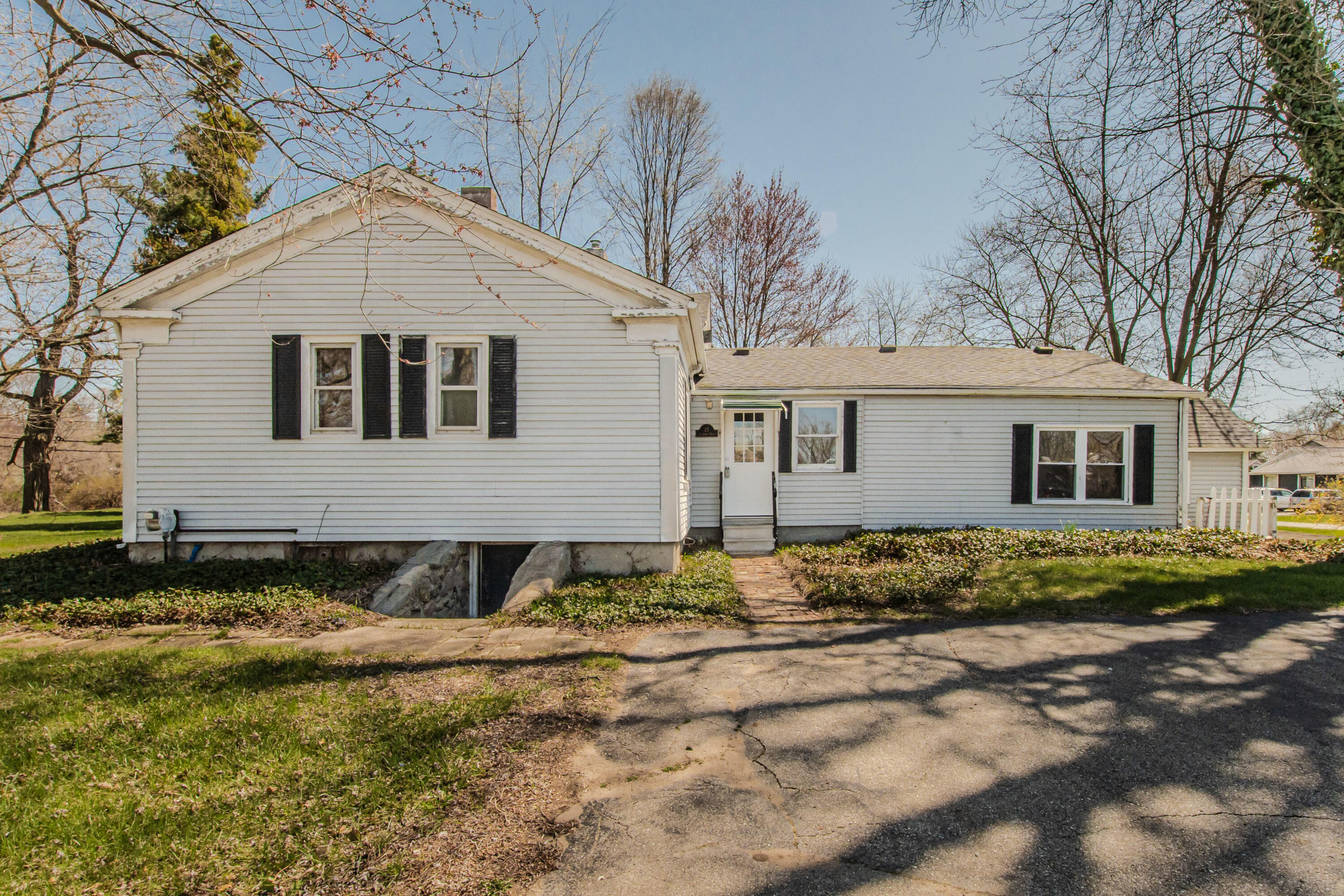 15 Clayburn Boulevard