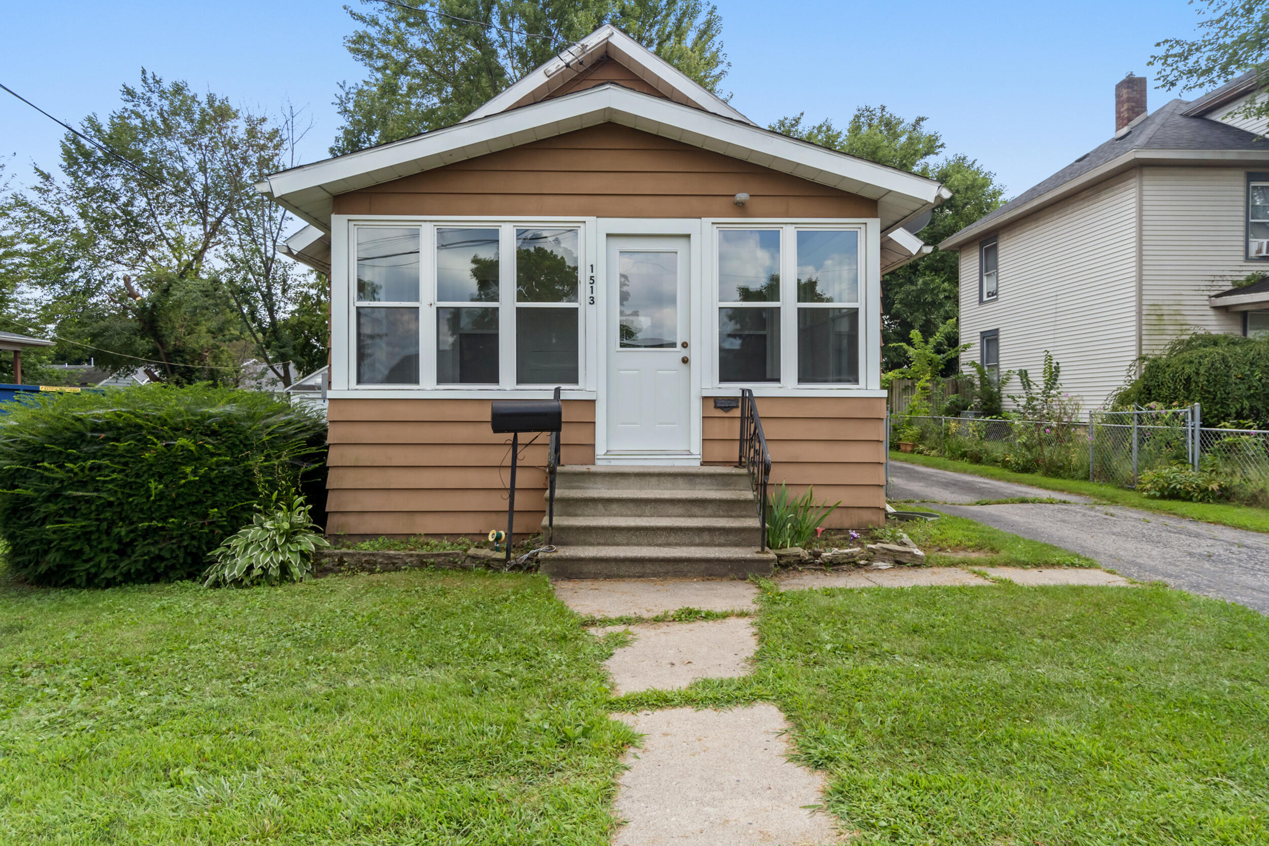 1513 Daniel Road