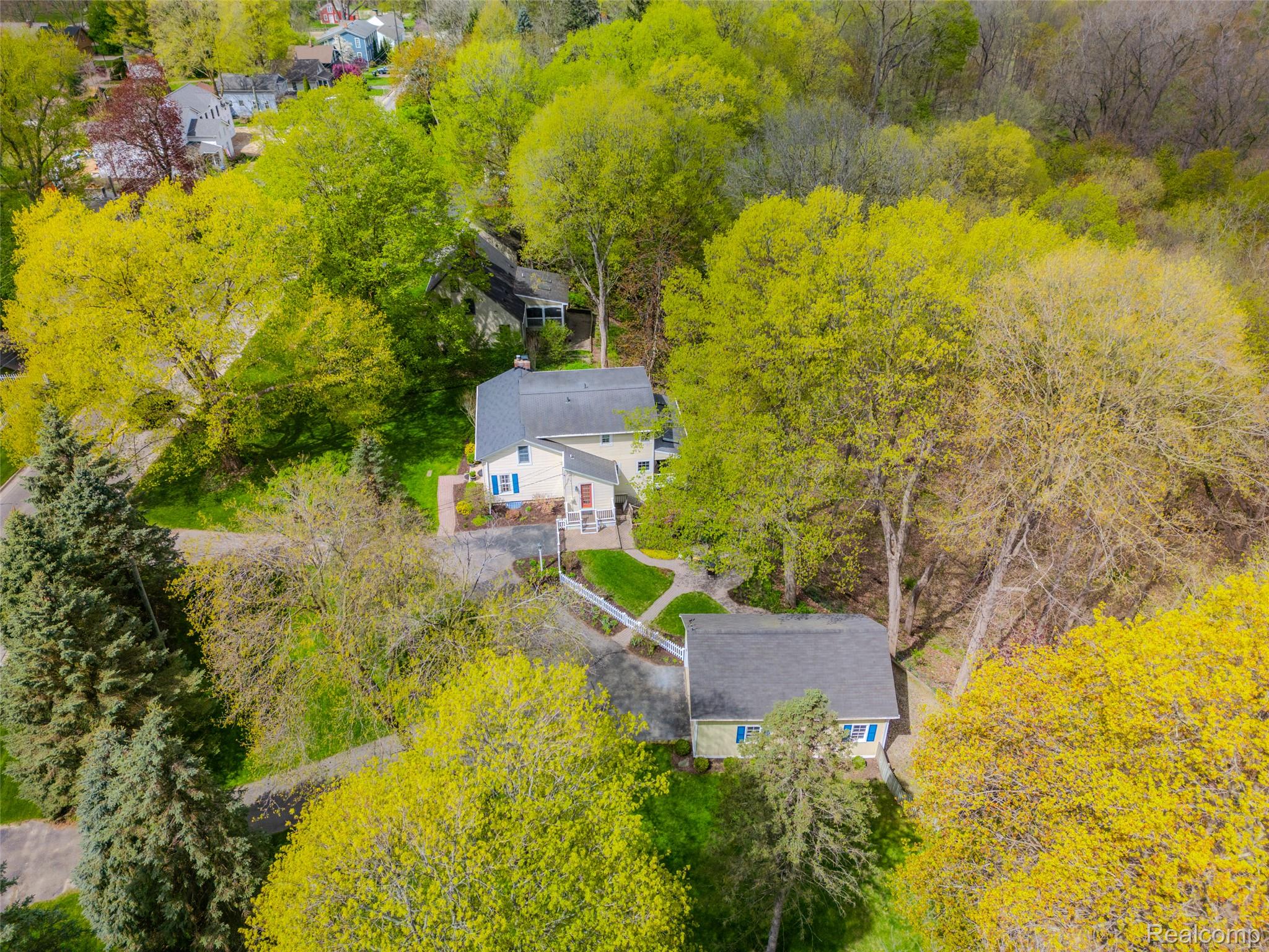 1081 E Tienken Road N
