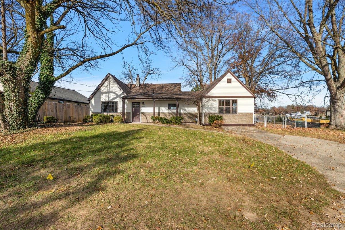 9492 Roundlake Boulevard