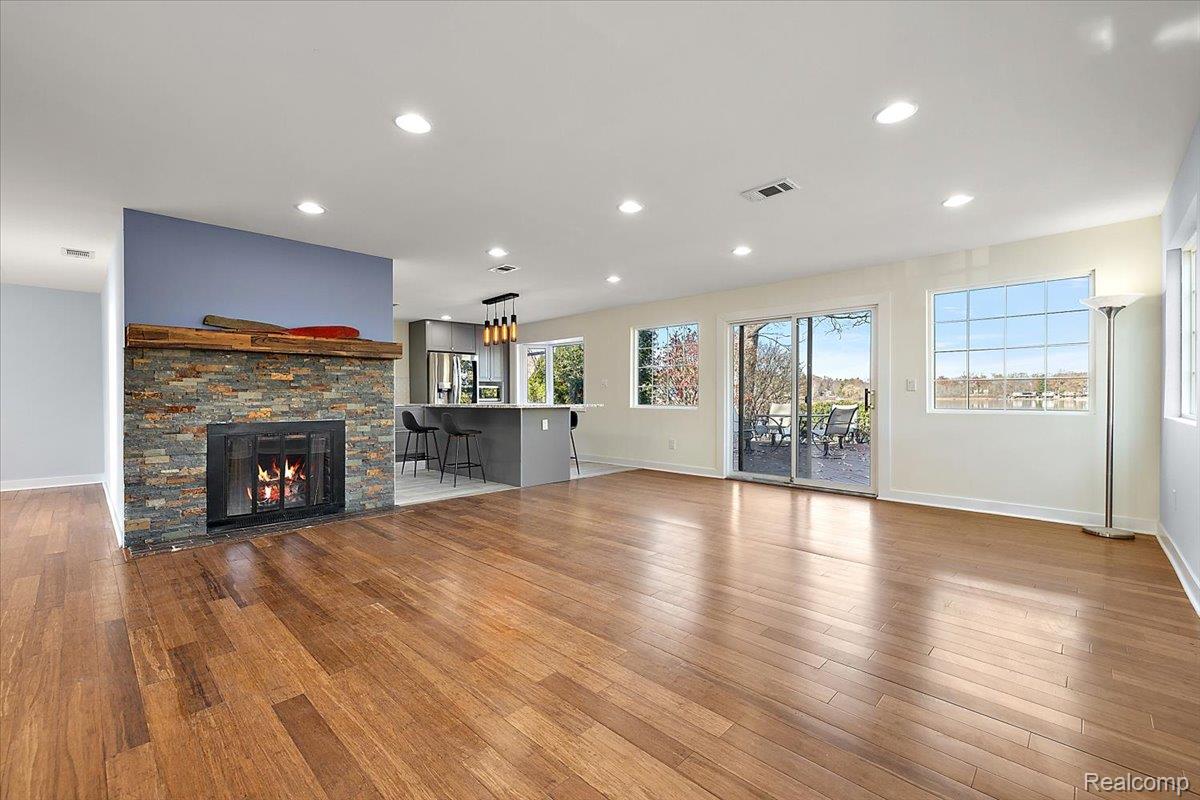 9492 Roundlake Boulevard