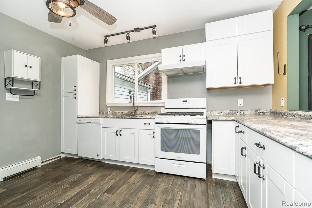 St Clair Shores City, Michigan 48082, United States, 4 Bedrooms Bedrooms, ,2 BathroomsBathrooms,Residential,Pending,237287