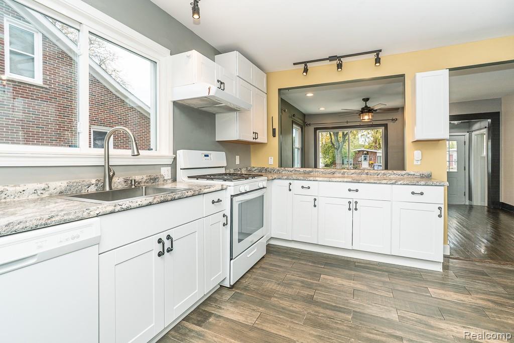 St Clair Shores City, Michigan 48082, United States, 4 Bedrooms Bedrooms, ,2 BathroomsBathrooms,Residential,Pending,237287