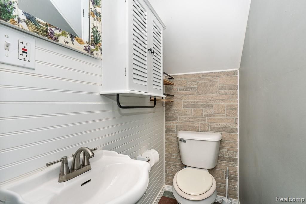 St Clair Shores City, Michigan 48082, United States, 4 Bedrooms Bedrooms, ,2 BathroomsBathrooms,Residential,Pending,237287