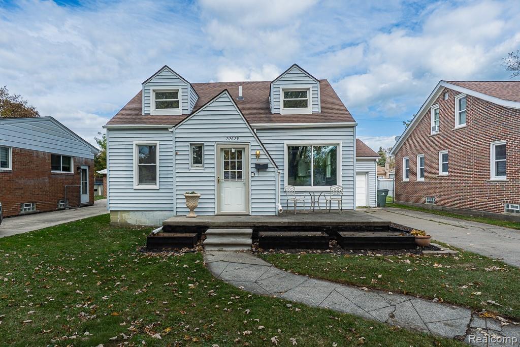 St Clair Shores City, Michigan 48082, United States, 4 Bedrooms Bedrooms, ,2 BathroomsBathrooms,Residential,Pending,237287