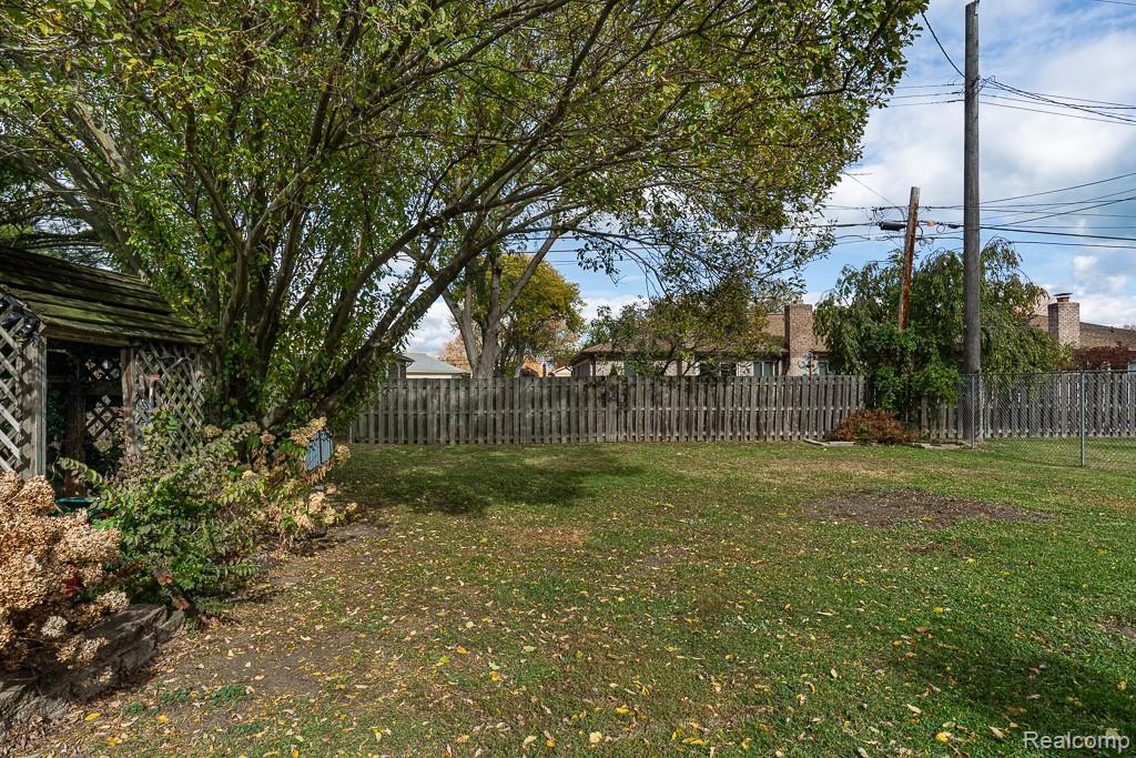 St Clair Shores City, Michigan 48082, United States, 4 Bedrooms Bedrooms, ,2 BathroomsBathrooms,Residential,Pending,237287