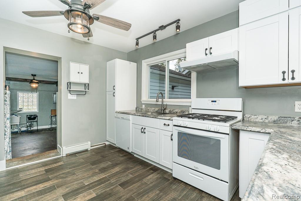 St Clair Shores City, Michigan 48082, United States, 4 Bedrooms Bedrooms, ,2 BathroomsBathrooms,Residential,Pending,237287